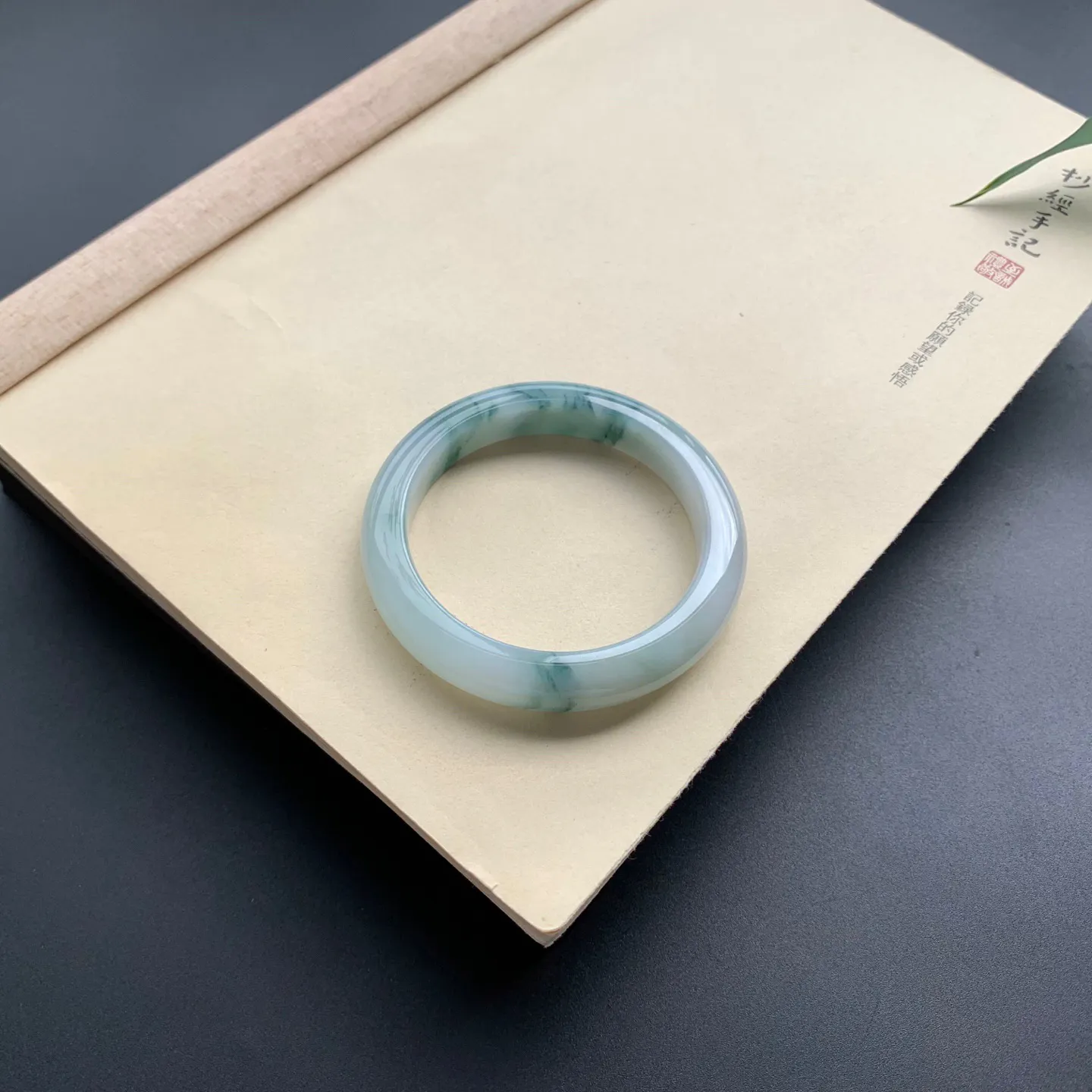 55.3圈口飘花正圈手镯 尺寸：55.3-10.6-9，无纹裂，细腻光滑，花色浓郁