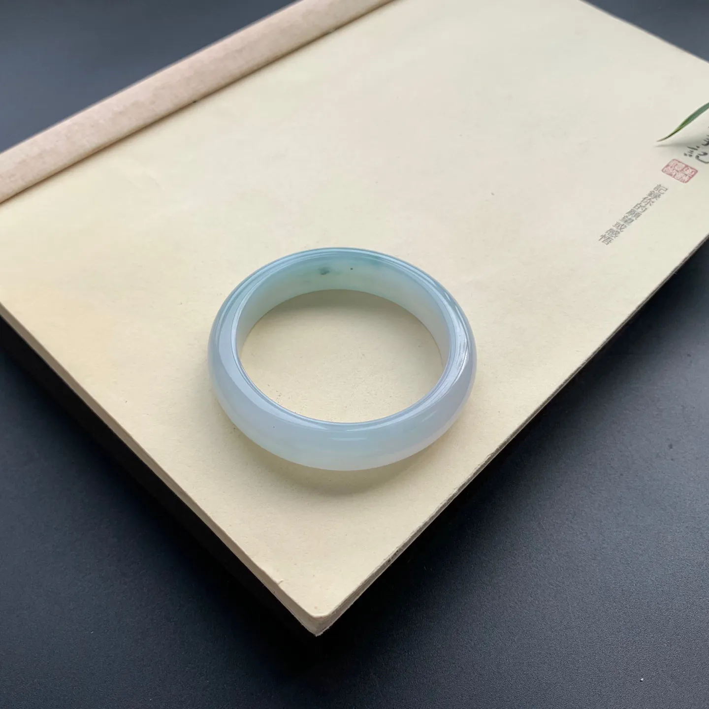 52圈口细糯正圈手镯 尺寸：52-12.5-7.8，无纹裂，细腻釉洁，清爽干净