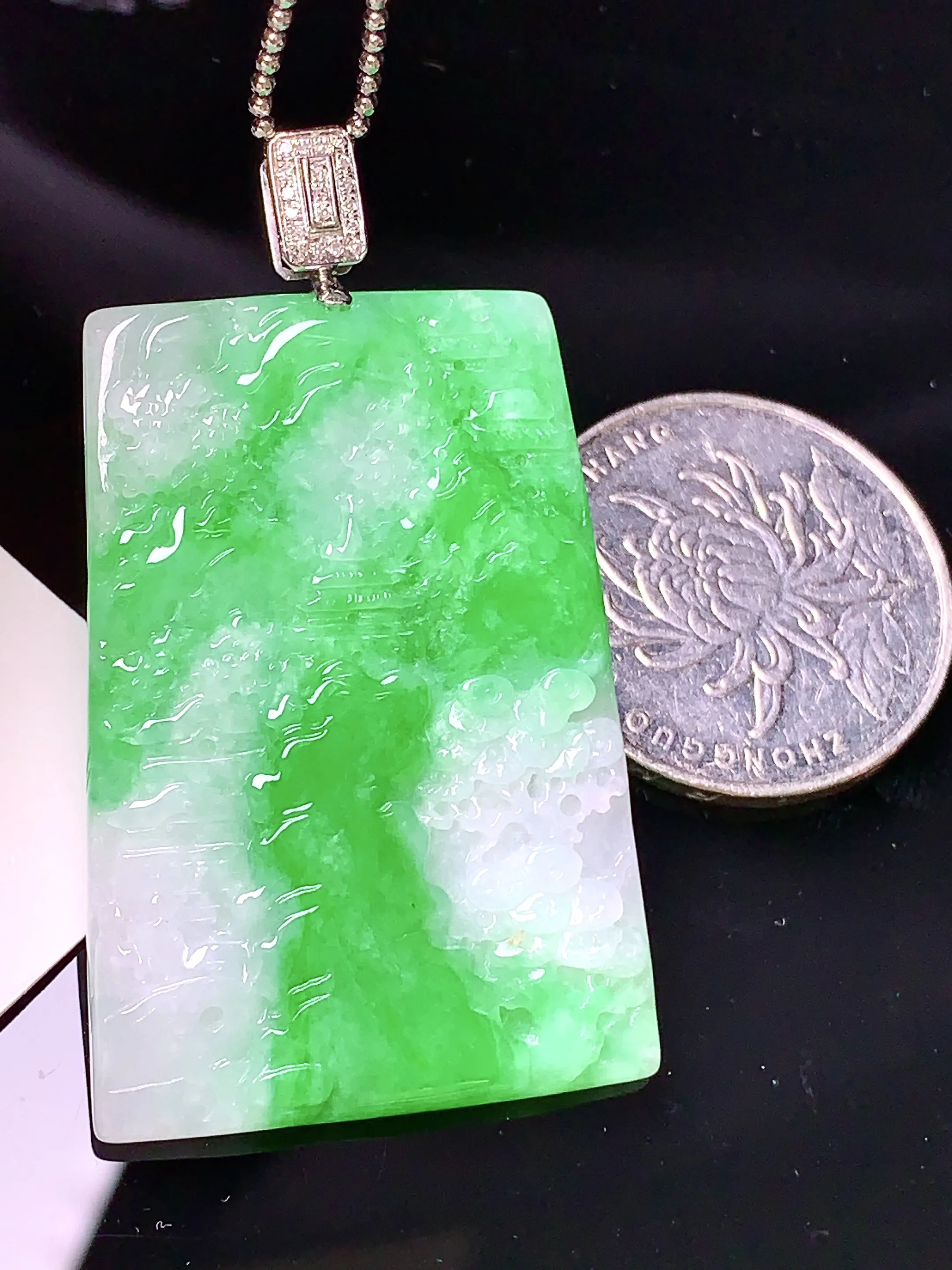 18k金钻镶嵌翠绿山水牌吊坠 玉质细腻 色泽清新艳丽 整体尺寸48.5*28.5*3.6
