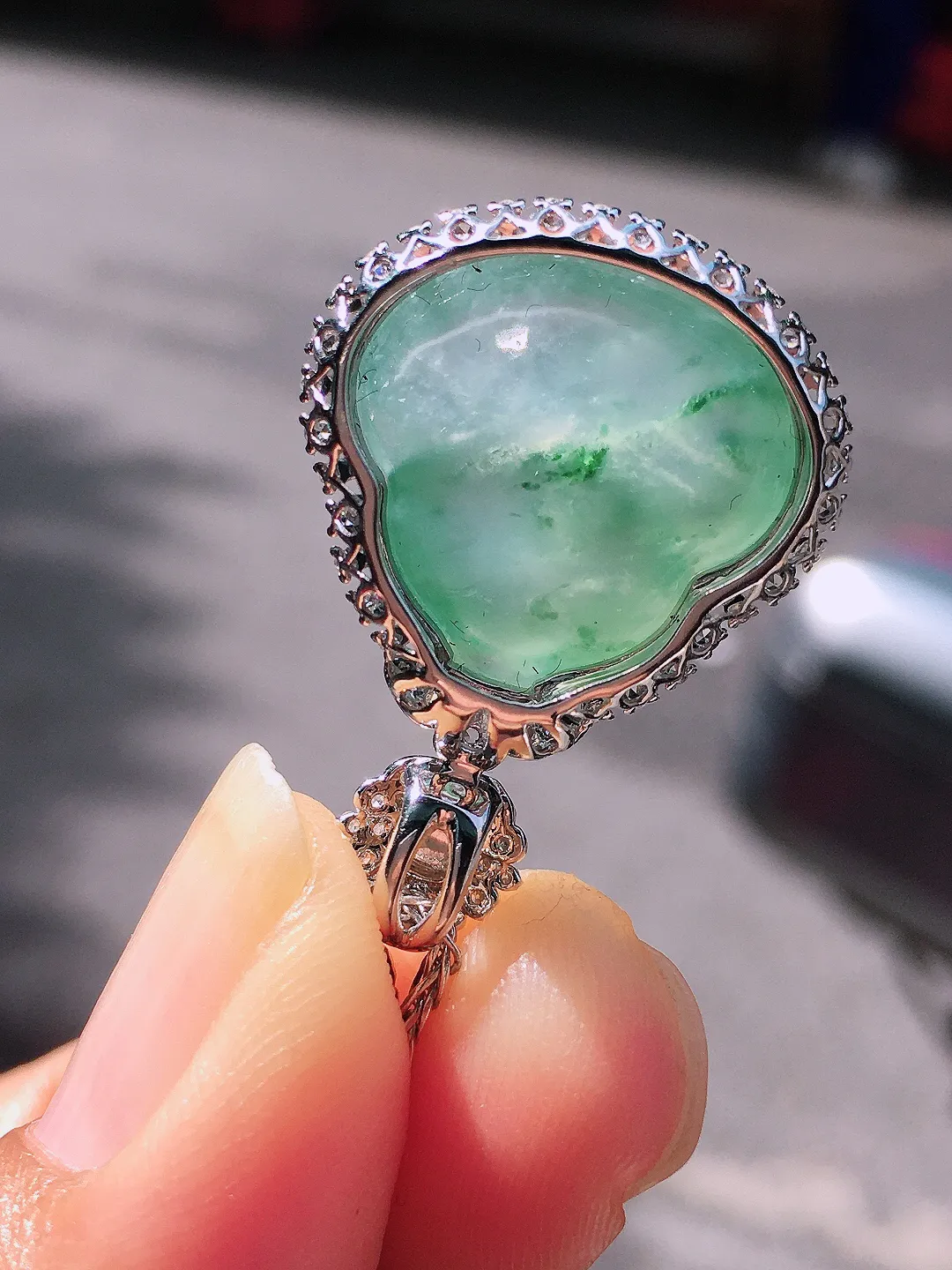 冰飘绿葫芦吊坠，色泽艳丽，玉质细腻，荧光感超
强，饱满圆润，尽显优雅气质，18k
金豪华镶嵌