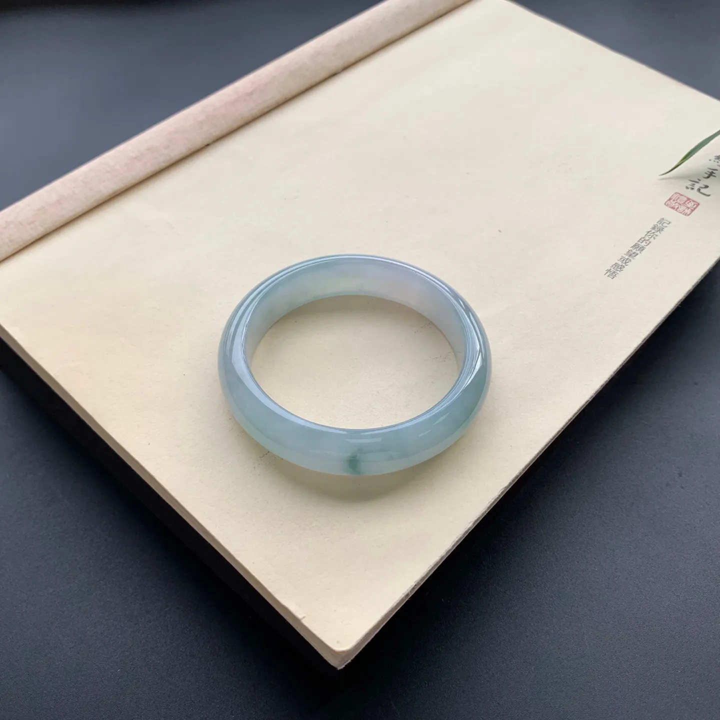 57圈口飘花正圈手镯 尺寸：57-13.8-8，无纹裂，细腻起胶，宽版大气