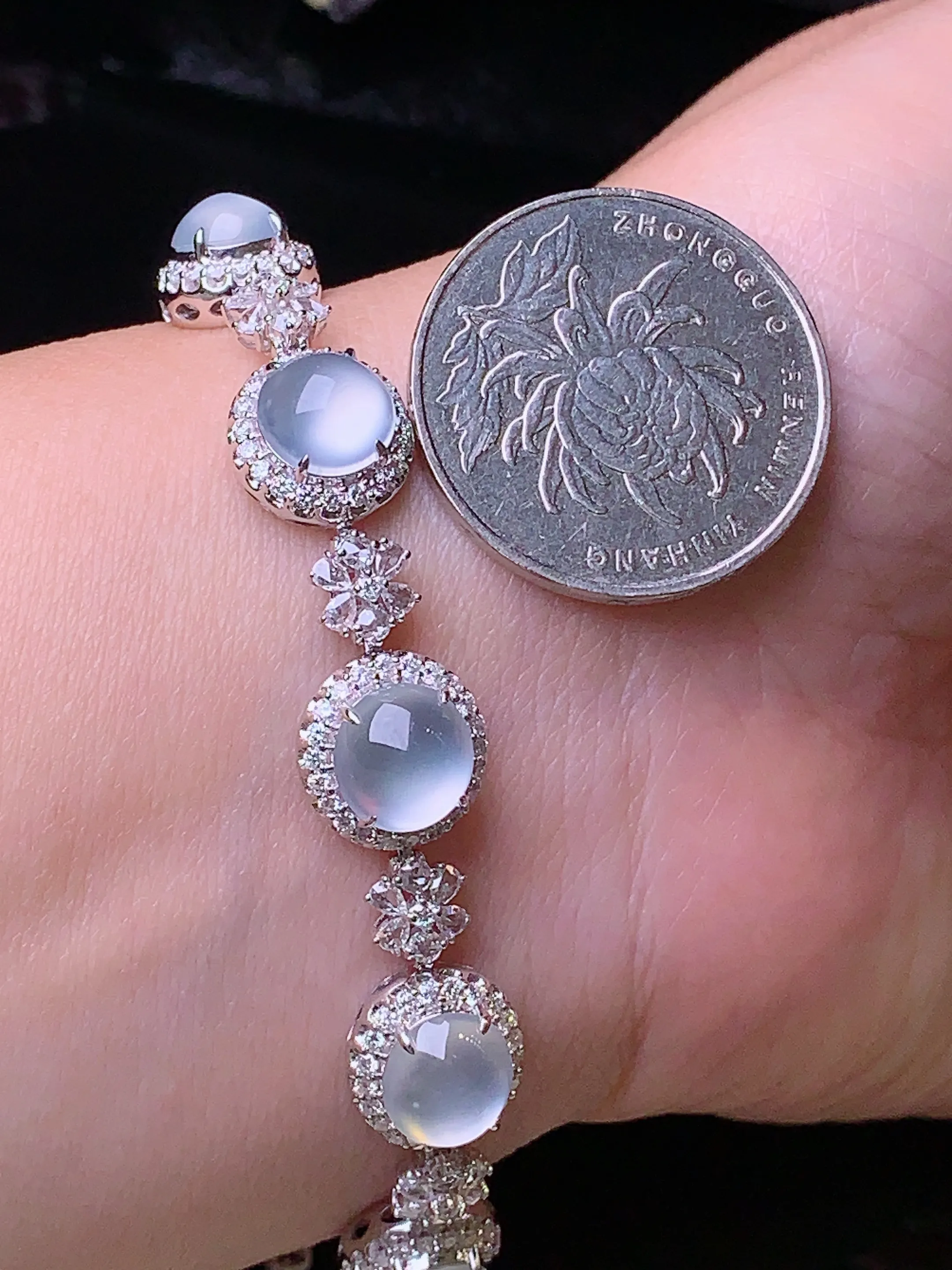 18k金钻镶嵌冰种蛋面手链 玉质细腻 色泽清新艳丽 整体尺寸96.6*11*8.2