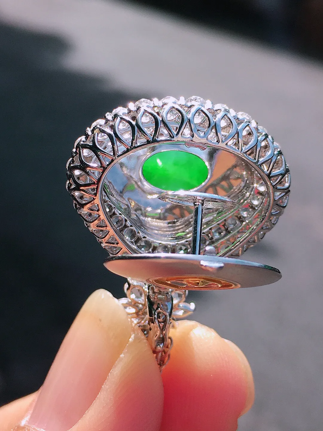 阳绿佛公吊坠，色泽均匀艳丽，玉质细腻，荧光感超
强，饱满圆润，尽显优雅气质，18k
金豪华镶嵌