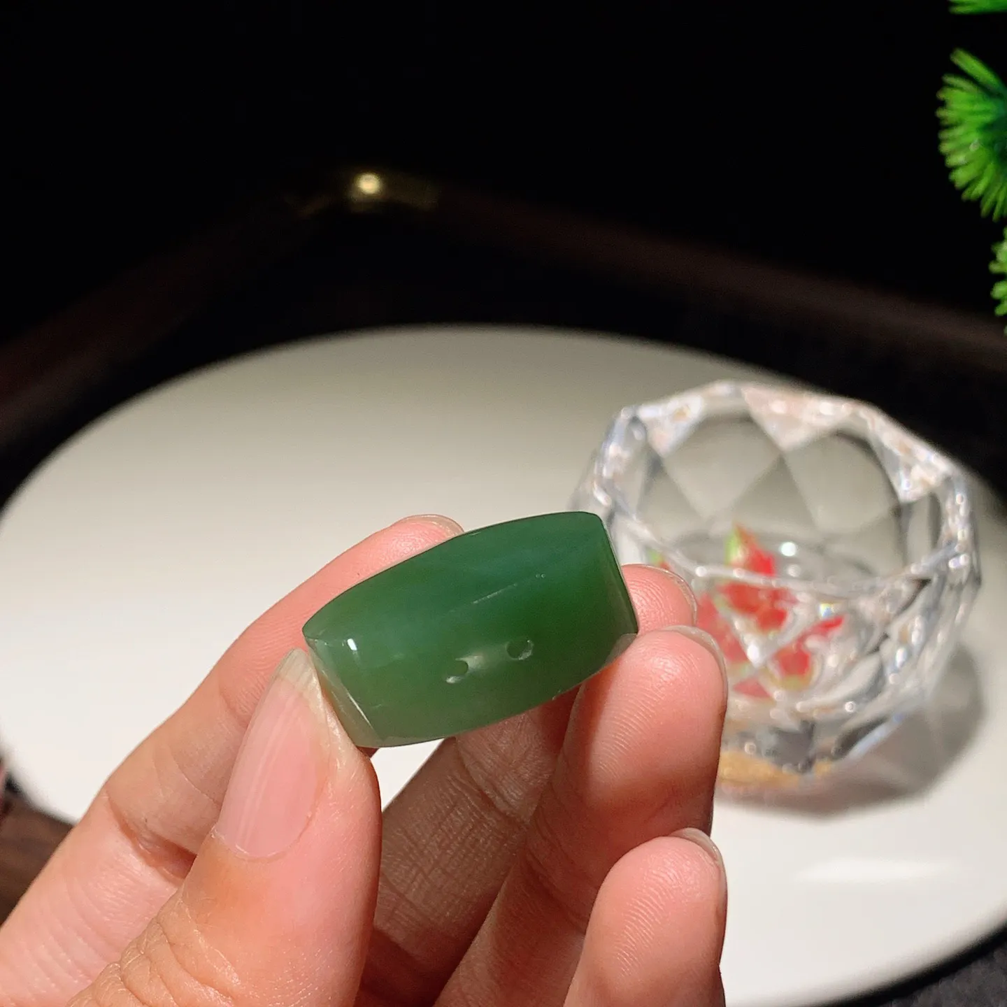 和田玉阳绿猫眼俄罗斯碧玉平安无事圆牌挂件。尺寸26/13重17.5克。玉质细腻油润。手推出油。佩戴高端典雅。lt251114