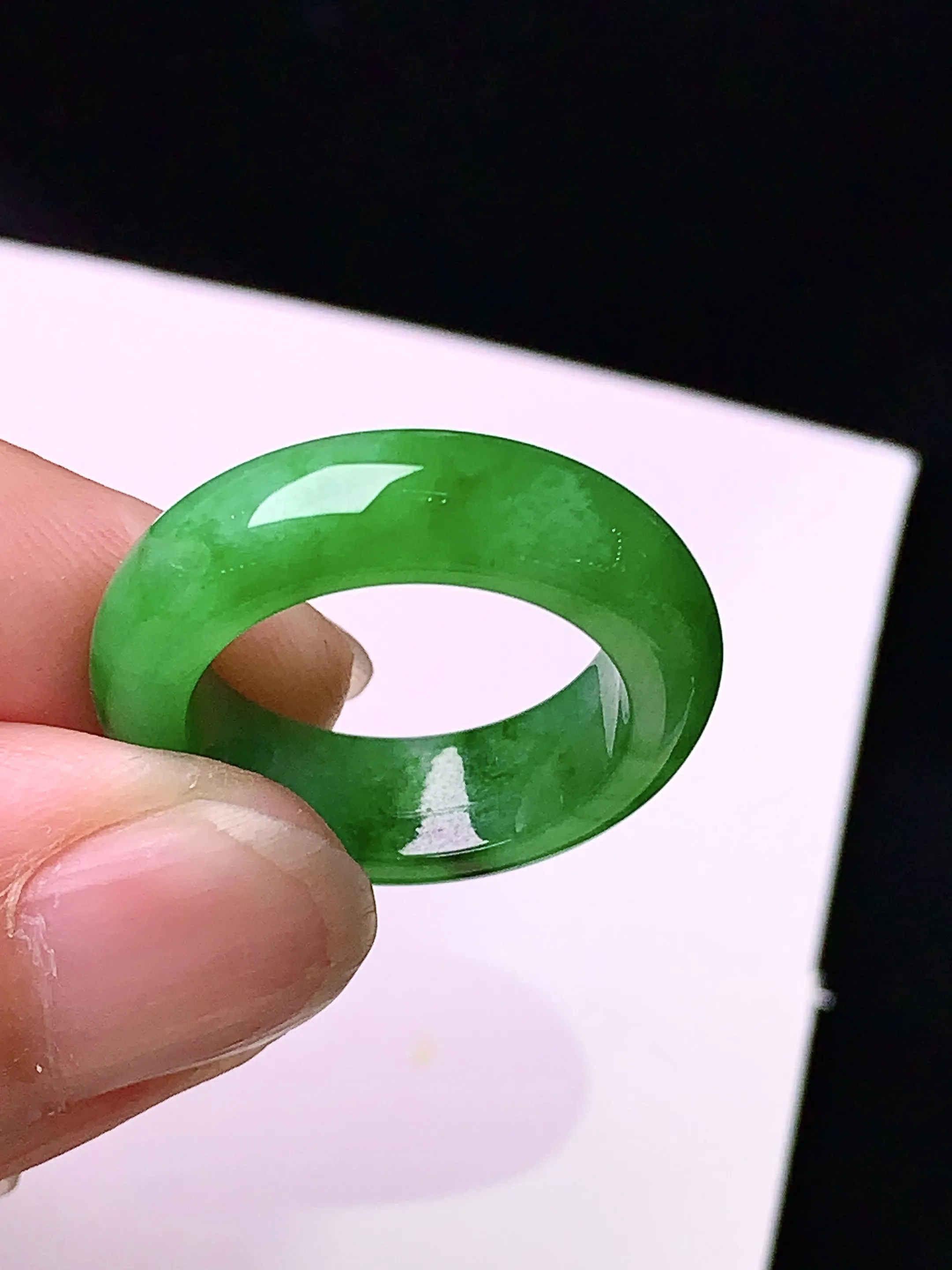 满绿指环 吊坠 玉质细腻 色泽清新艳丽 圈口10 整体尺寸22.6*6*3.6