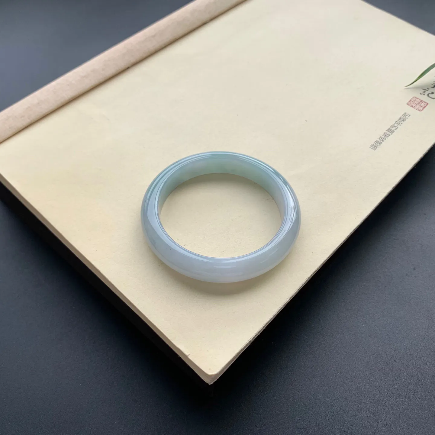 54圈口底色正圈手镯 尺寸：54-11-8，无纹裂，细腻光滑，色泽亮丽