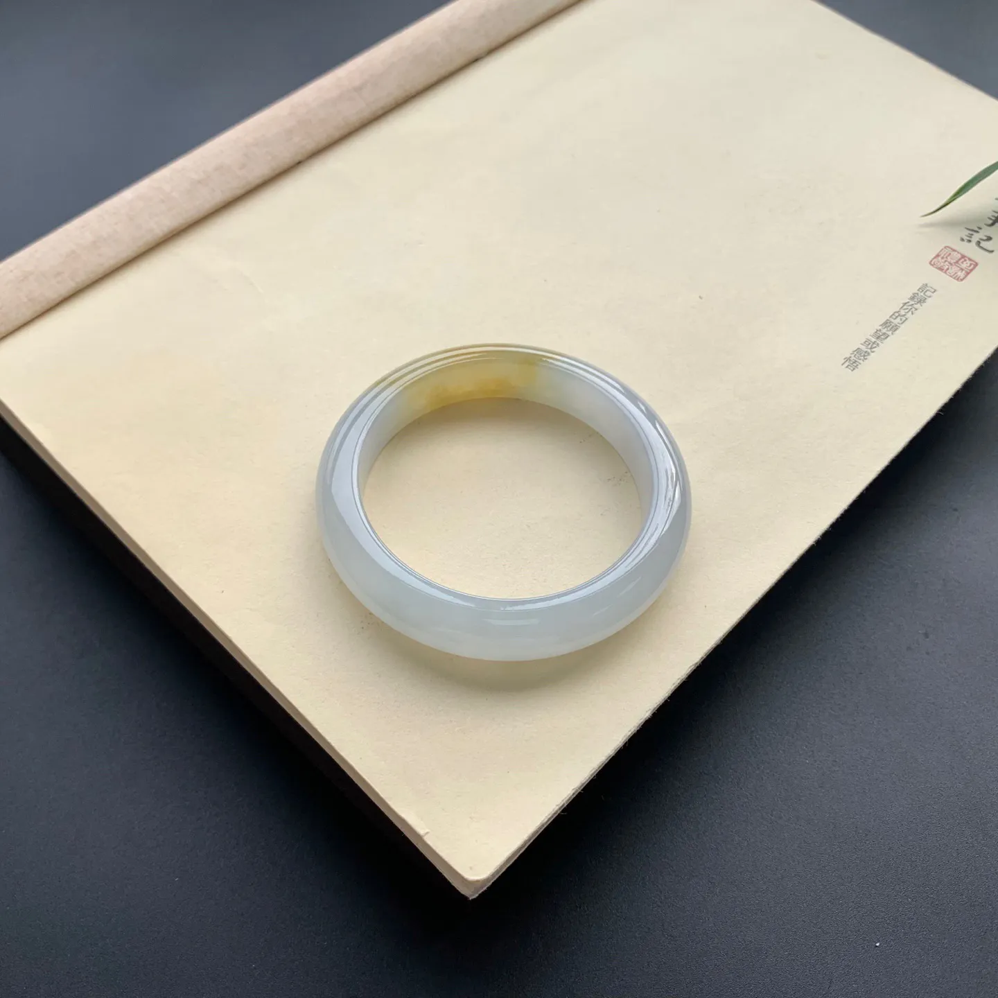 56圈口冰种飘黄翡正圈手镯 尺寸：56-12.3-9，无纹裂，水润起胶，优雅迷人