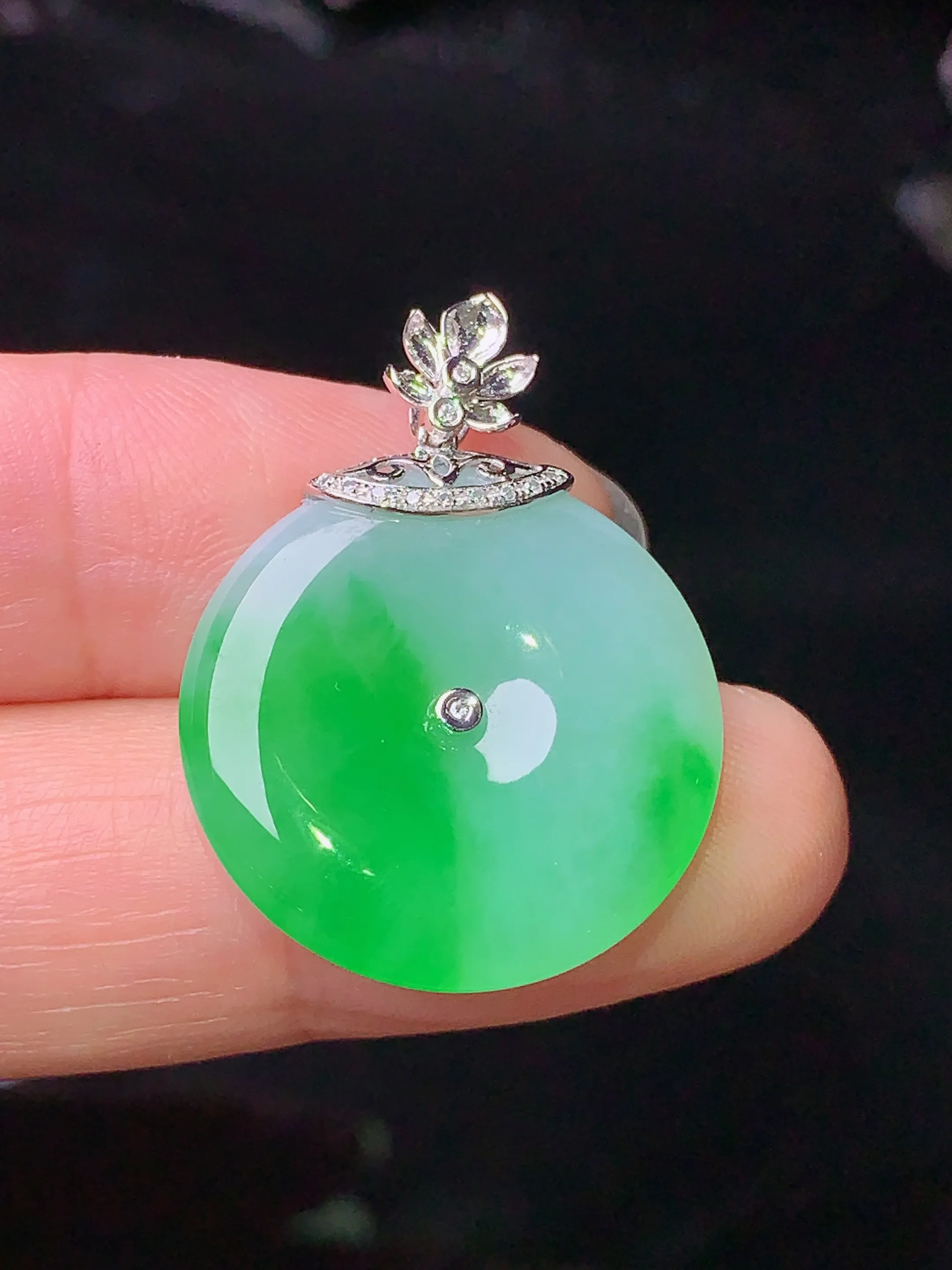 18k金钻镶嵌飘绿平安扣吊坠 玉质细腻 色泽清新艳丽 整体尺寸28.3*21.6*4.3