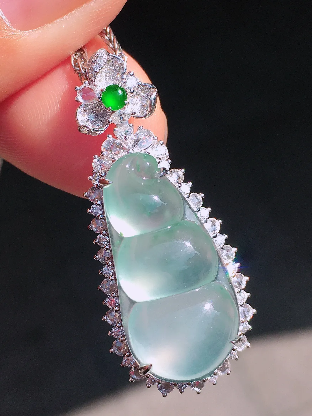 冰种福豆吊坠，玉质细腻，荧光感超
强，饱满圆润，尽显优雅气质，18k
金豪华镶嵌