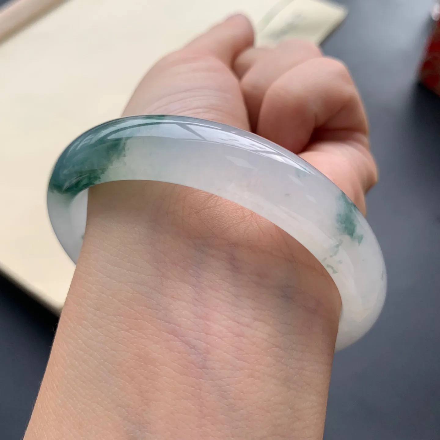 55.8圈口冰种飘花贵妃手镯 尺寸：55.8-48.3-13-7，水润起胶，花色灵动