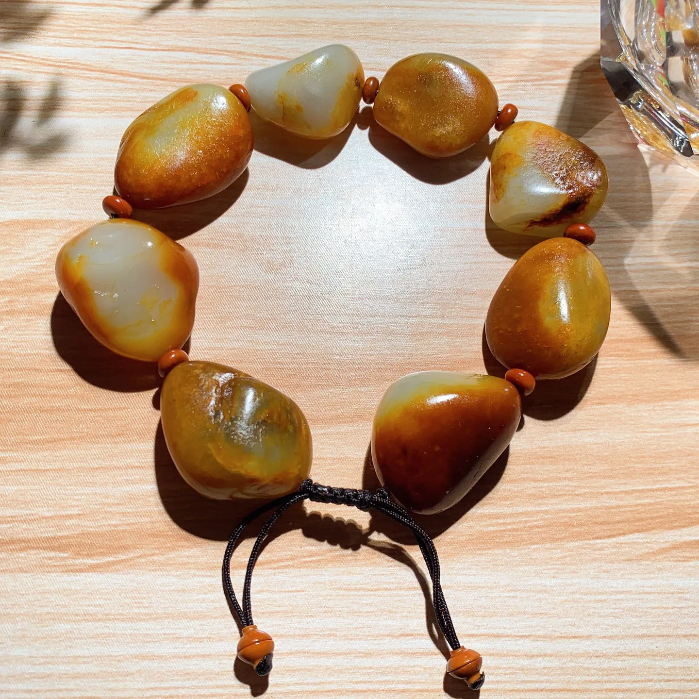 新疆和田玉籽料原石手串。单颗尺寸27/20/10重77.5克。玉质细腻油润。真籽真皮 ，手推出油。佩戴高端典雅。lt251114