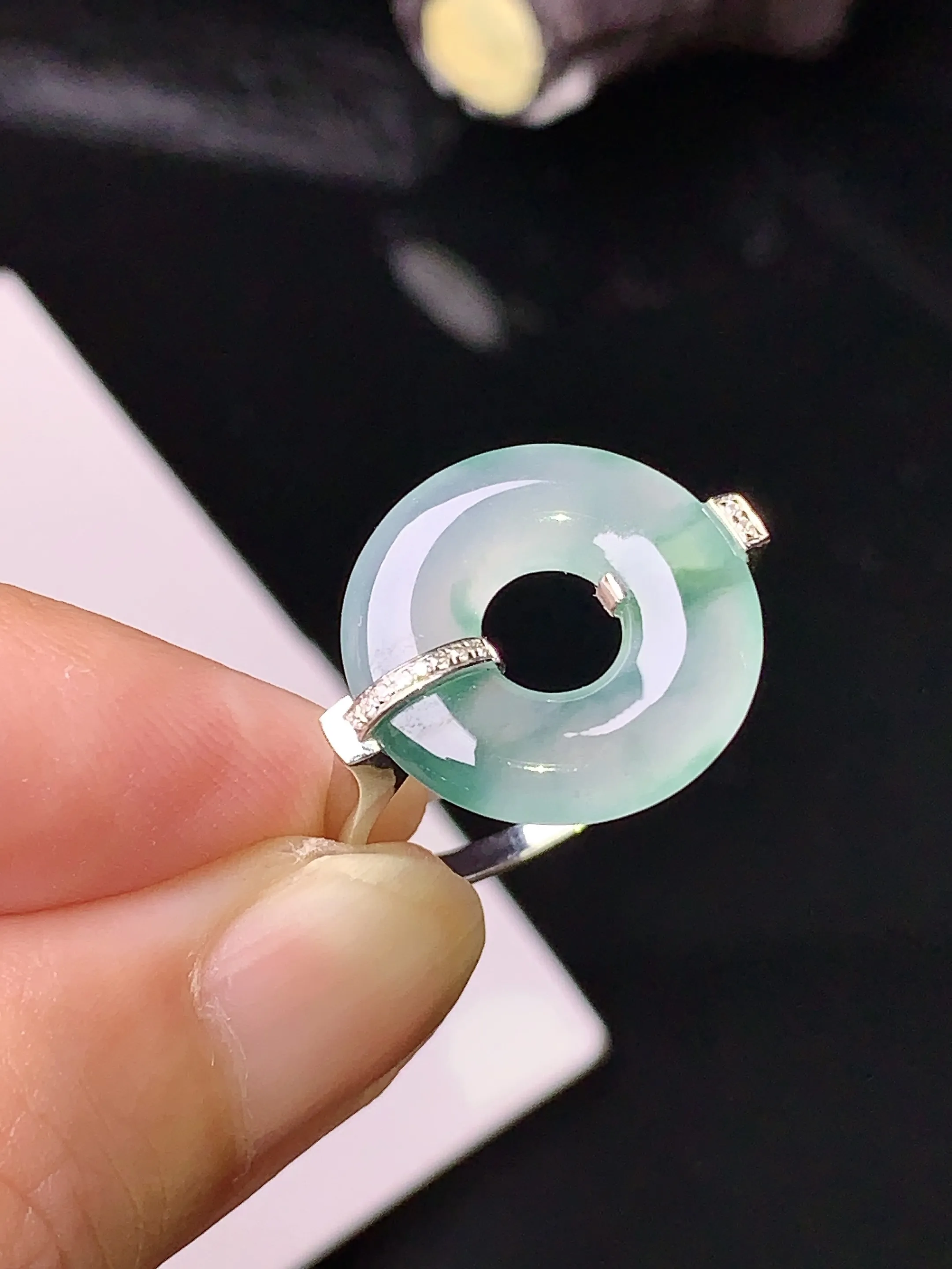 18k金钻镶嵌冰种平安扣戒指 玉质细腻 色泽清新艳丽 圈口14 整体尺寸15.5*2.8