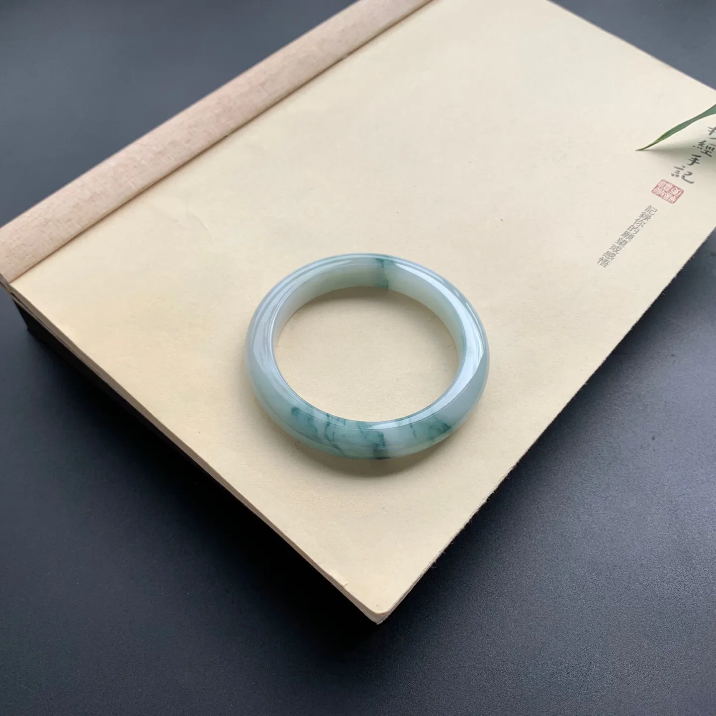 55.3圈口飘花正圈手镯 尺寸：55.3-10.6-9，无纹裂，细腻光滑，花色浓郁