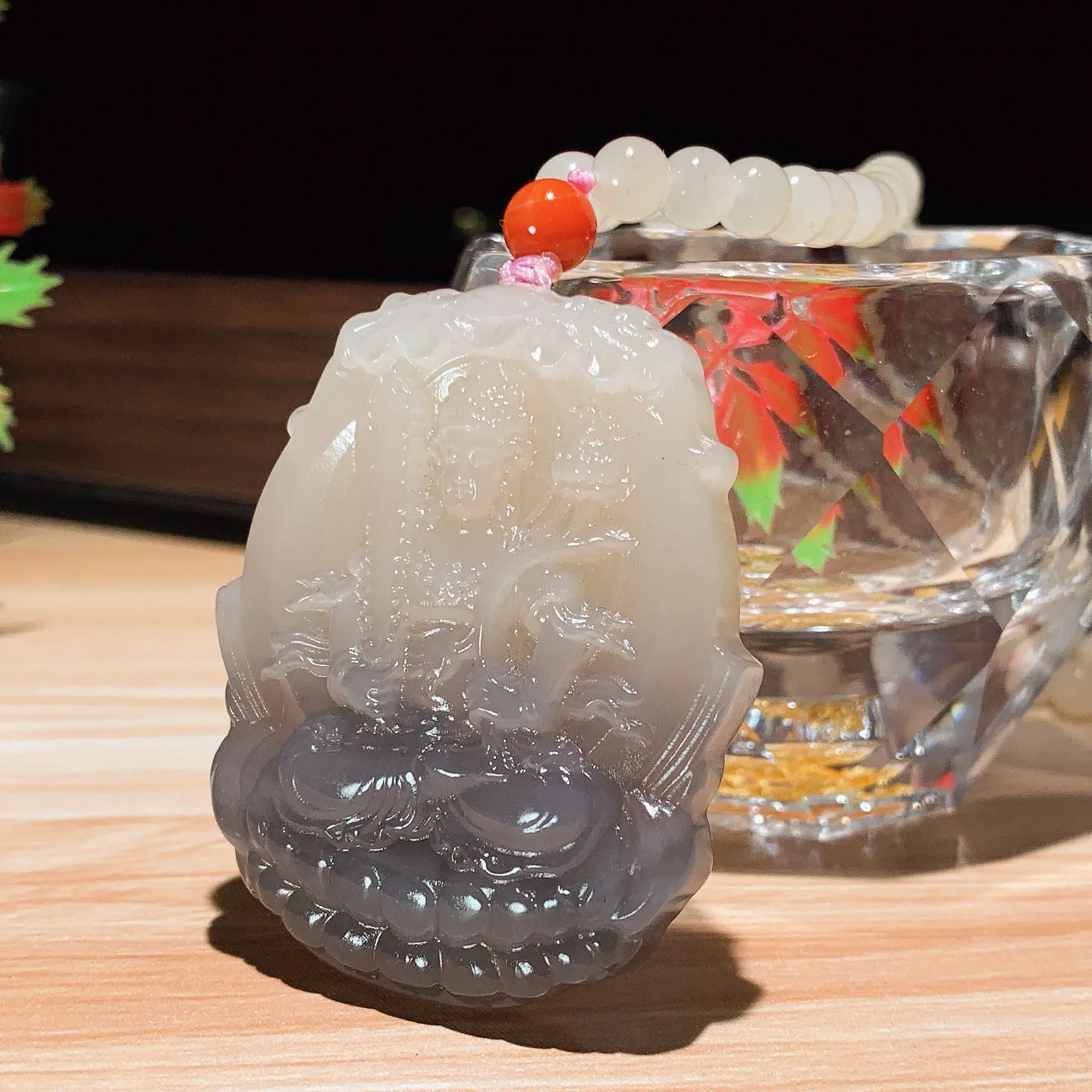 和田玉藕粉加紫罗兰虚空藏菩萨牌子挂件。尺寸49/42/10重73克。玉质细腻油润。手推出油。佩戴高端