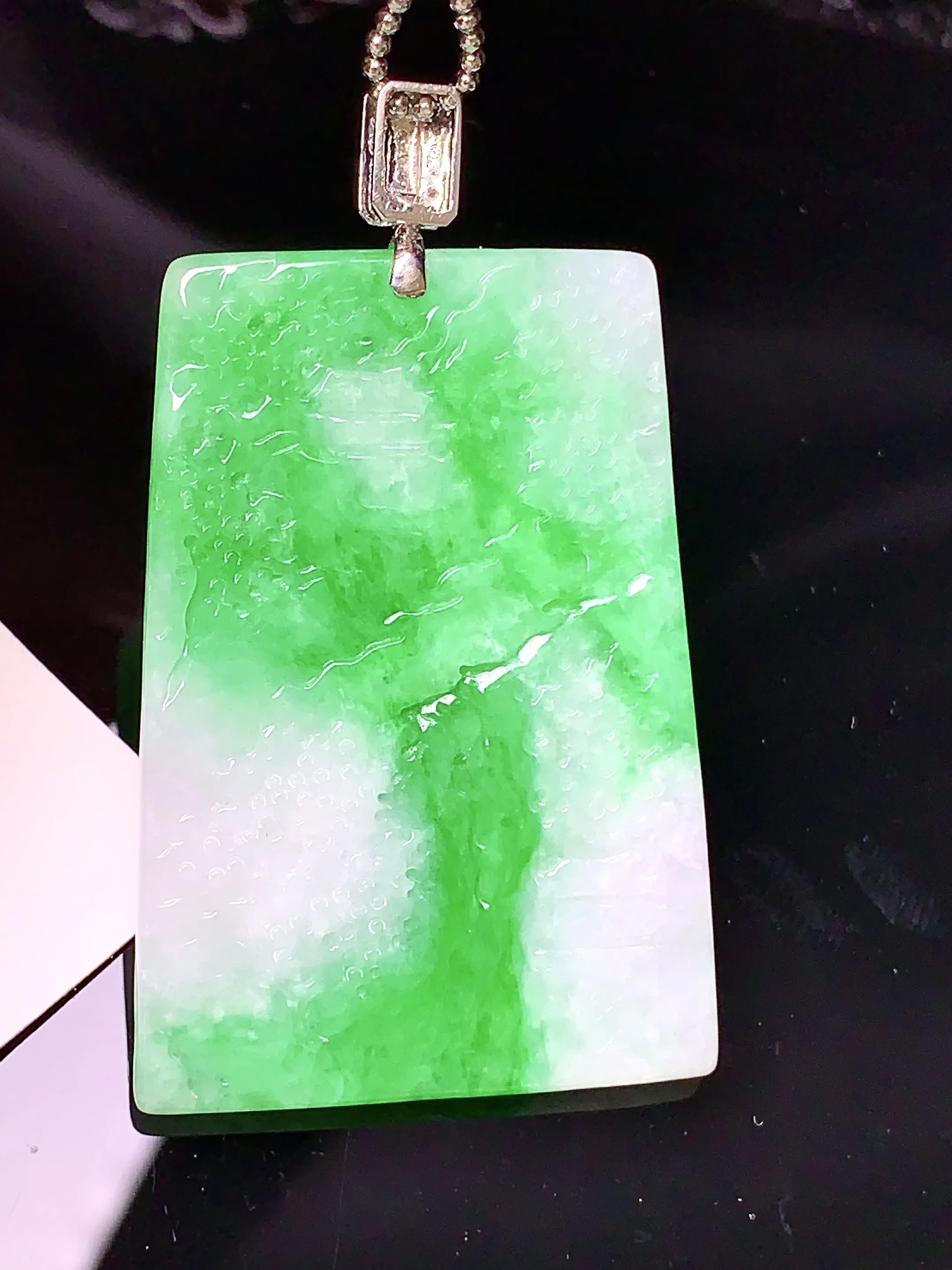 18k金钻镶嵌翠绿山水牌吊坠 玉质细腻 色泽清新艳丽 整体尺寸48.5*28.5*3.6