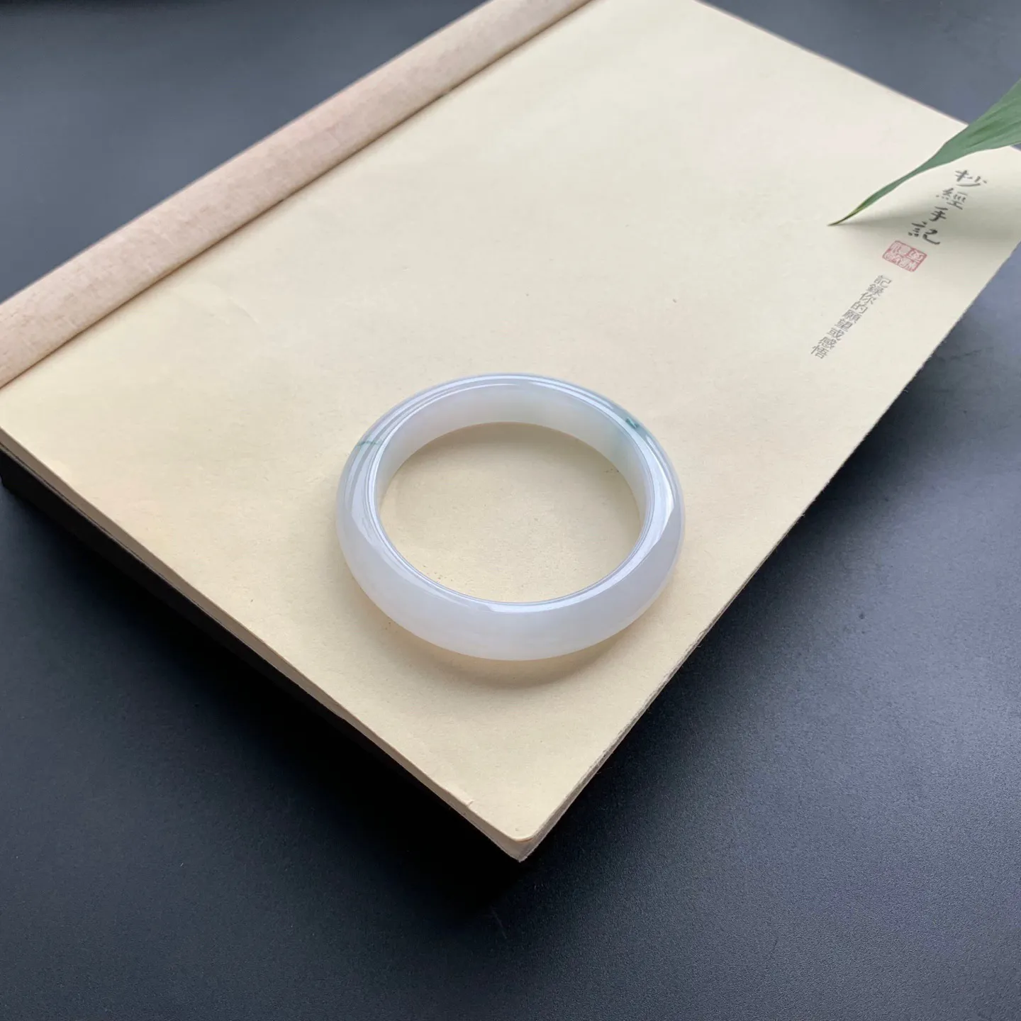 54.5圈口飘花正圈手镯 尺寸：54.5-11.8-8.5，细腻釉洁，花色飘逸