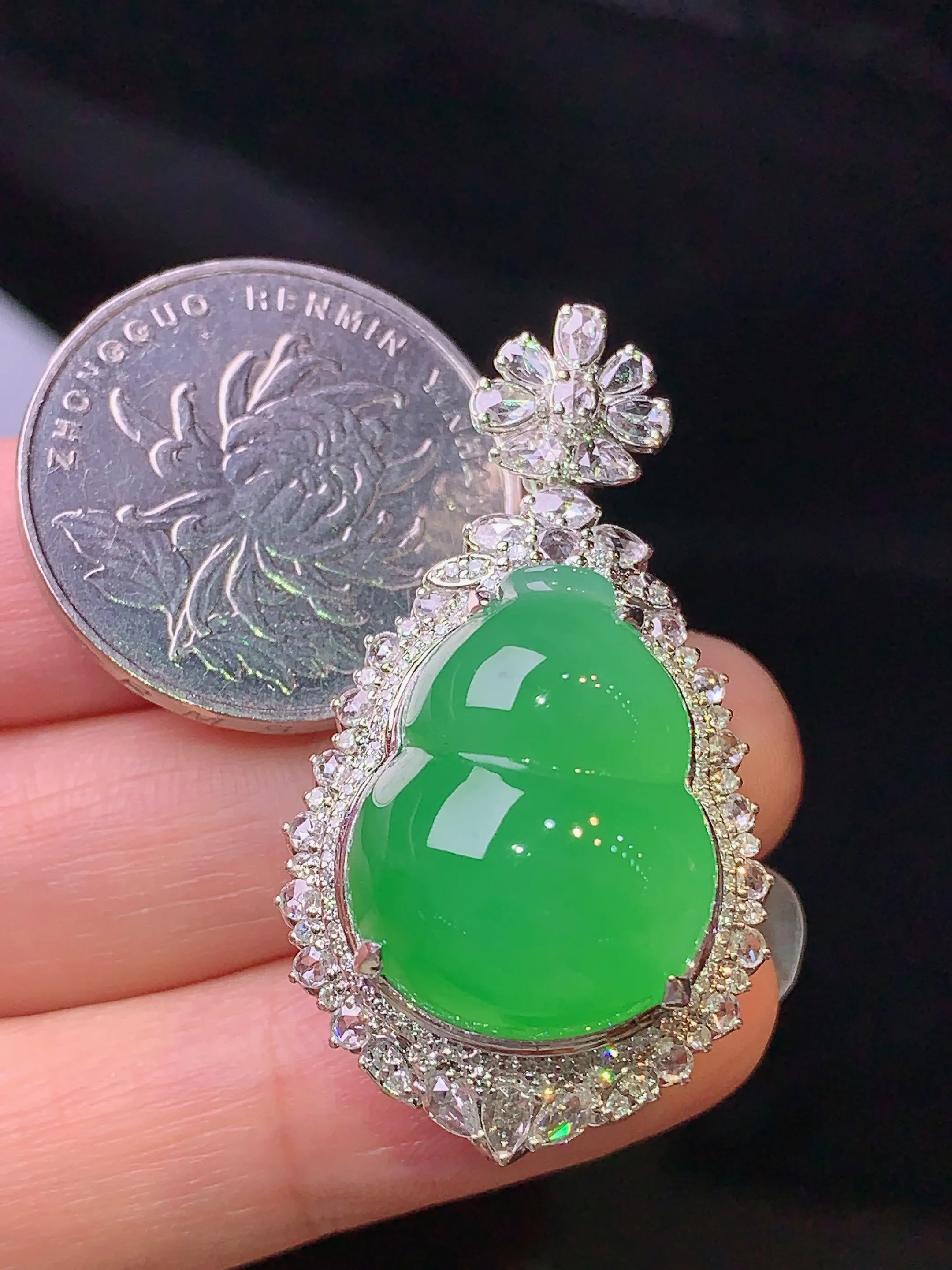 18k金钻镶嵌满绿葫芦吊坠 玉质细腻 色泽清新艳丽 整体尺寸40*22.5*16.7