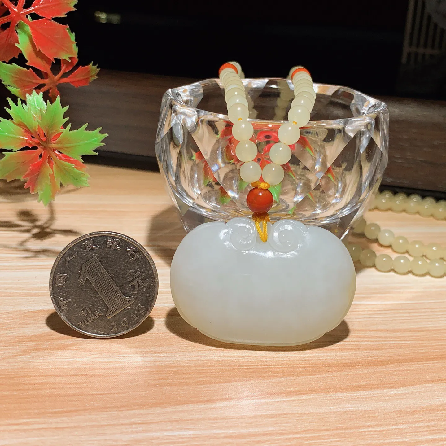 和田玉白玉糖料如意锁挂件。尺寸44/13重52.7克。玉质细腻油润。手推出油。佩戴高端典雅。lt251114