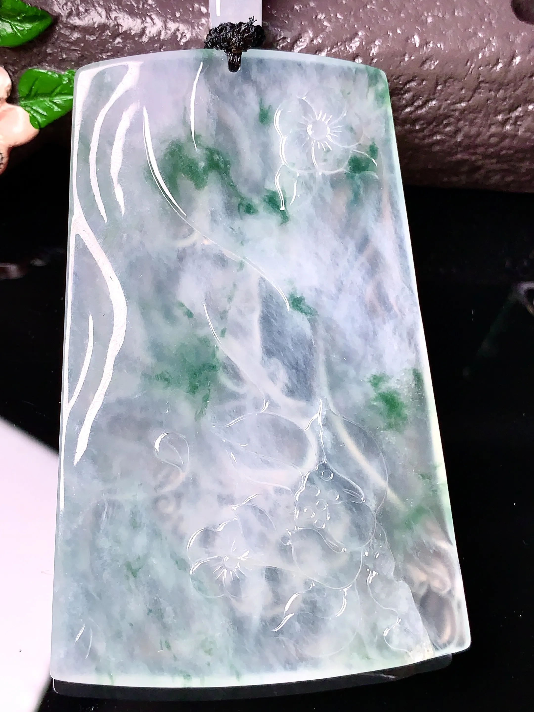 冰种飘绿观音吊坠 玉质细腻 色泽清新艳丽 整体尺寸68.8*43.2*5.2