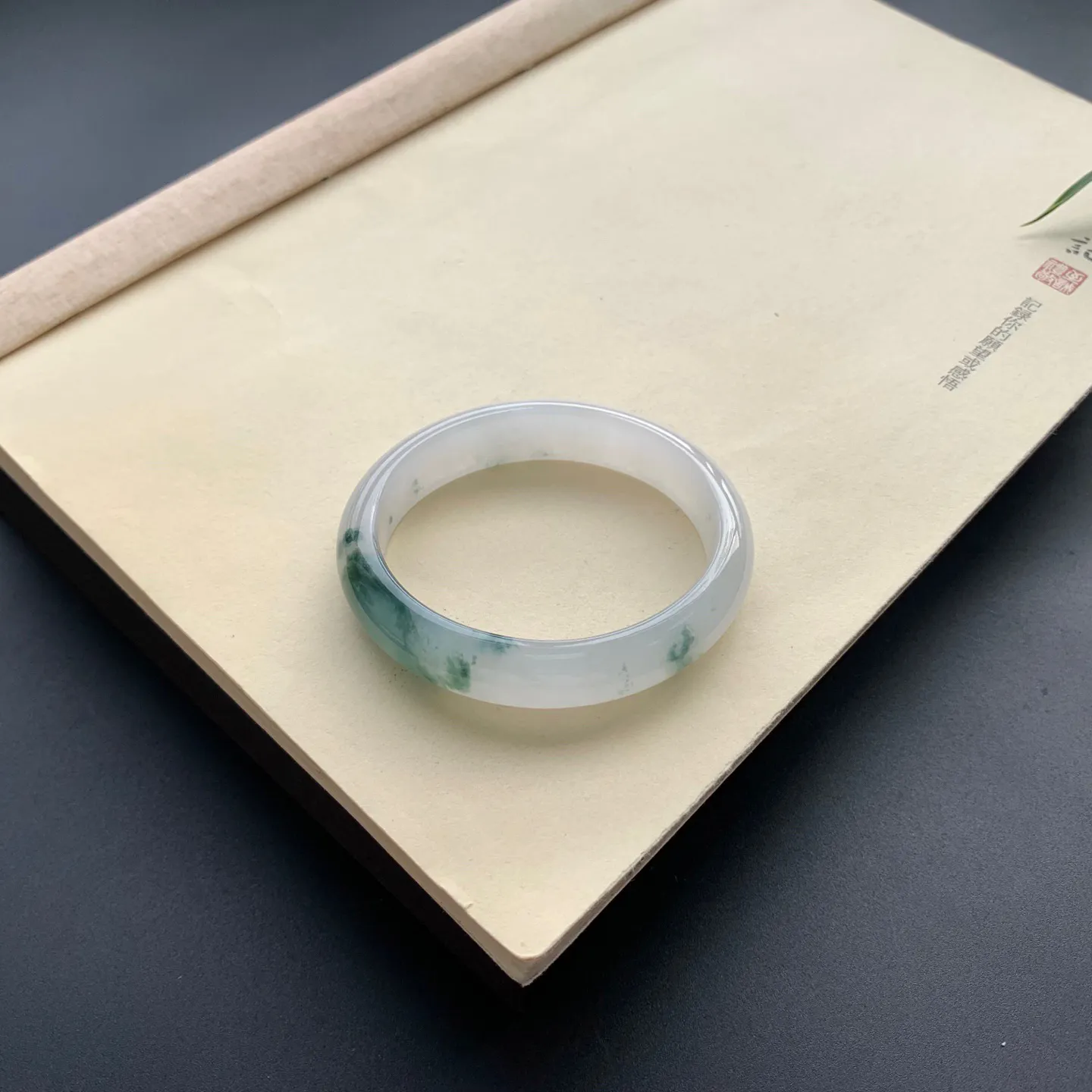 55.8圈口冰种飘花贵妃手镯 尺寸：55.8-48.3-13-7，水润起胶，花色灵动