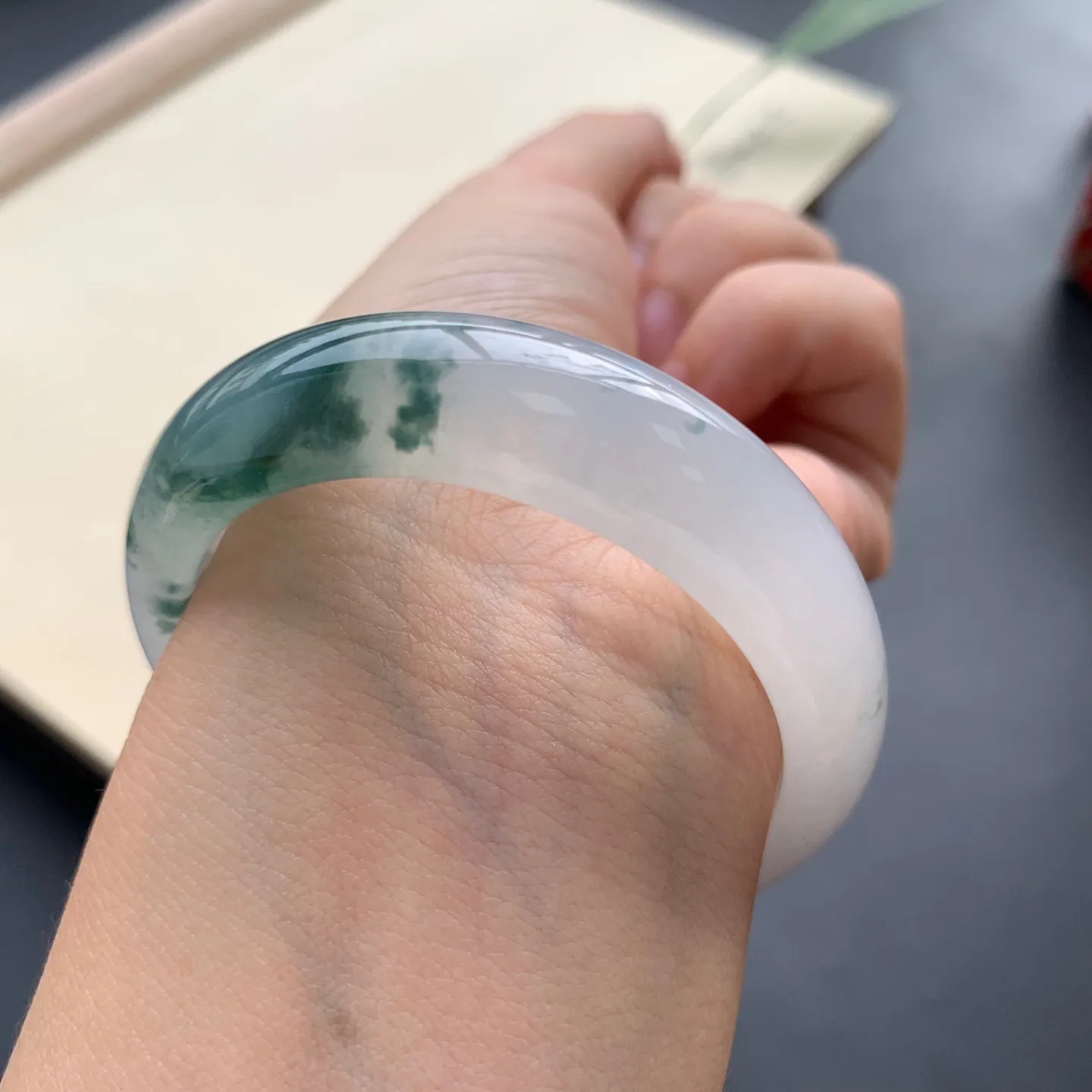 55.8圈口冰种飘花贵妃手镯 尺寸：55.8-48.3-13-7，水润起胶，花色灵动