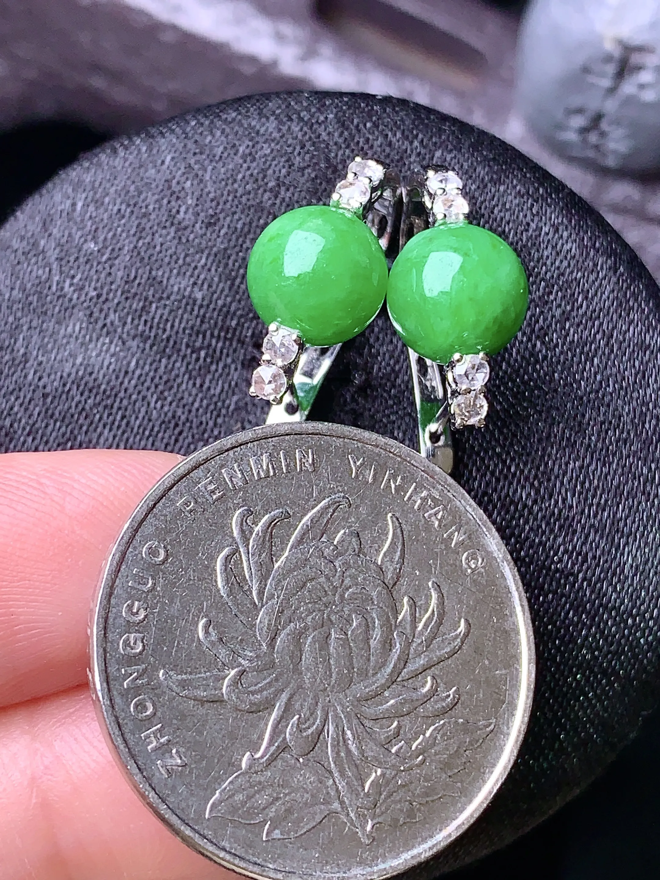 18k金钻镶嵌翠绿圆珠耳钉 玉质细腻 色泽清新艳丽 整体尺寸7.8