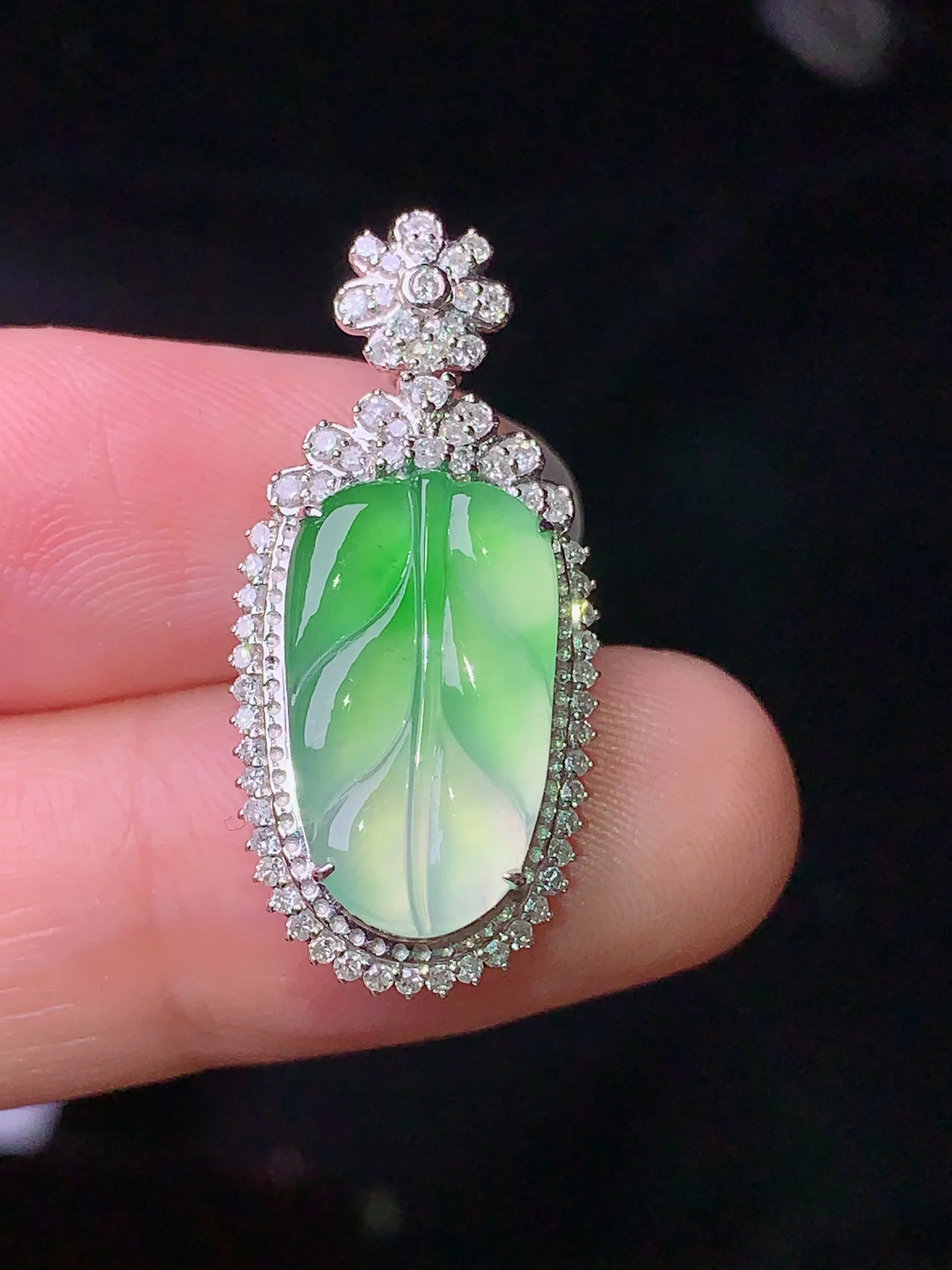 18k金钻镶嵌飘绿树叶吊坠 玉质细腻 色泽清新艳丽 整体尺寸28.5*13.2*7