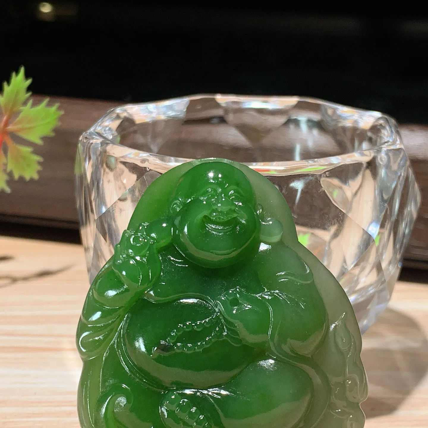 和田玉阳绿俄罗斯碧玉佛引福来挂件。尺寸54/43/12重42.8克。玉质细腻油润。手推出油。佩戴高端典雅。lt251114