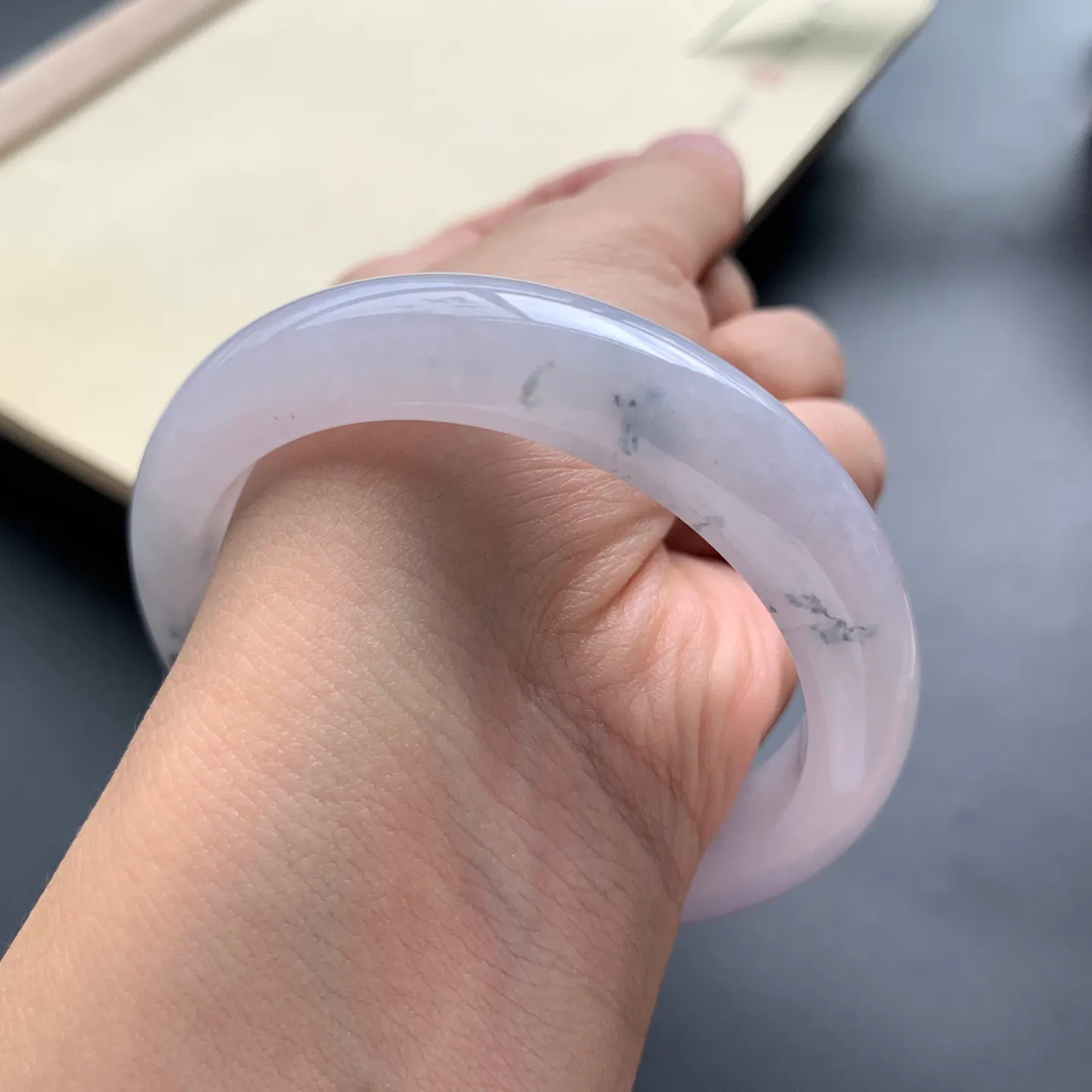 54.5圈口飘花正圈手镯 尺寸：54.5-12.3-8.5，无纹裂，细腻光滑，花色飘逸