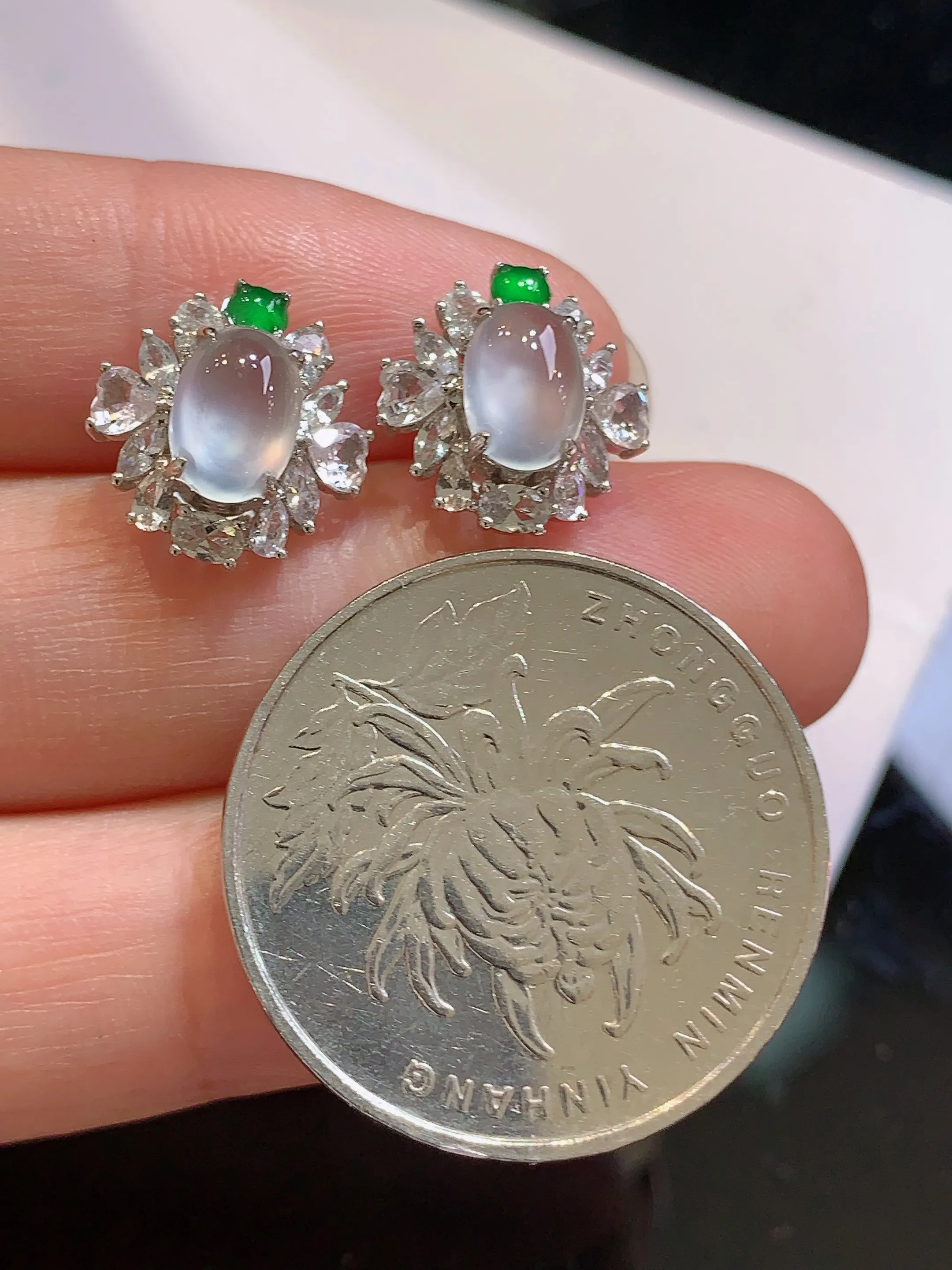 18k金钻镶嵌冰种蛋面耳钉 玉质细腻 色泽清新艳丽 整体尺寸12.3*12*7.3