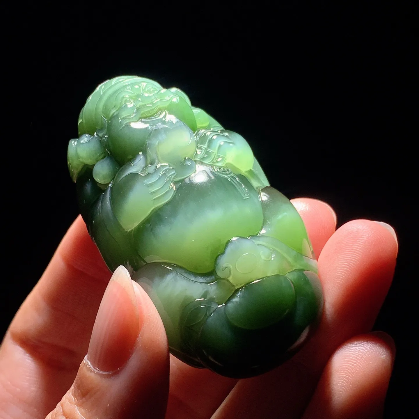 和田玉菠菜绿猫眼俄罗斯碧玉财神爷把件。尺寸58/33/18重60克。玉质细腻油润。手推出油。佩戴高端典雅。lt251114