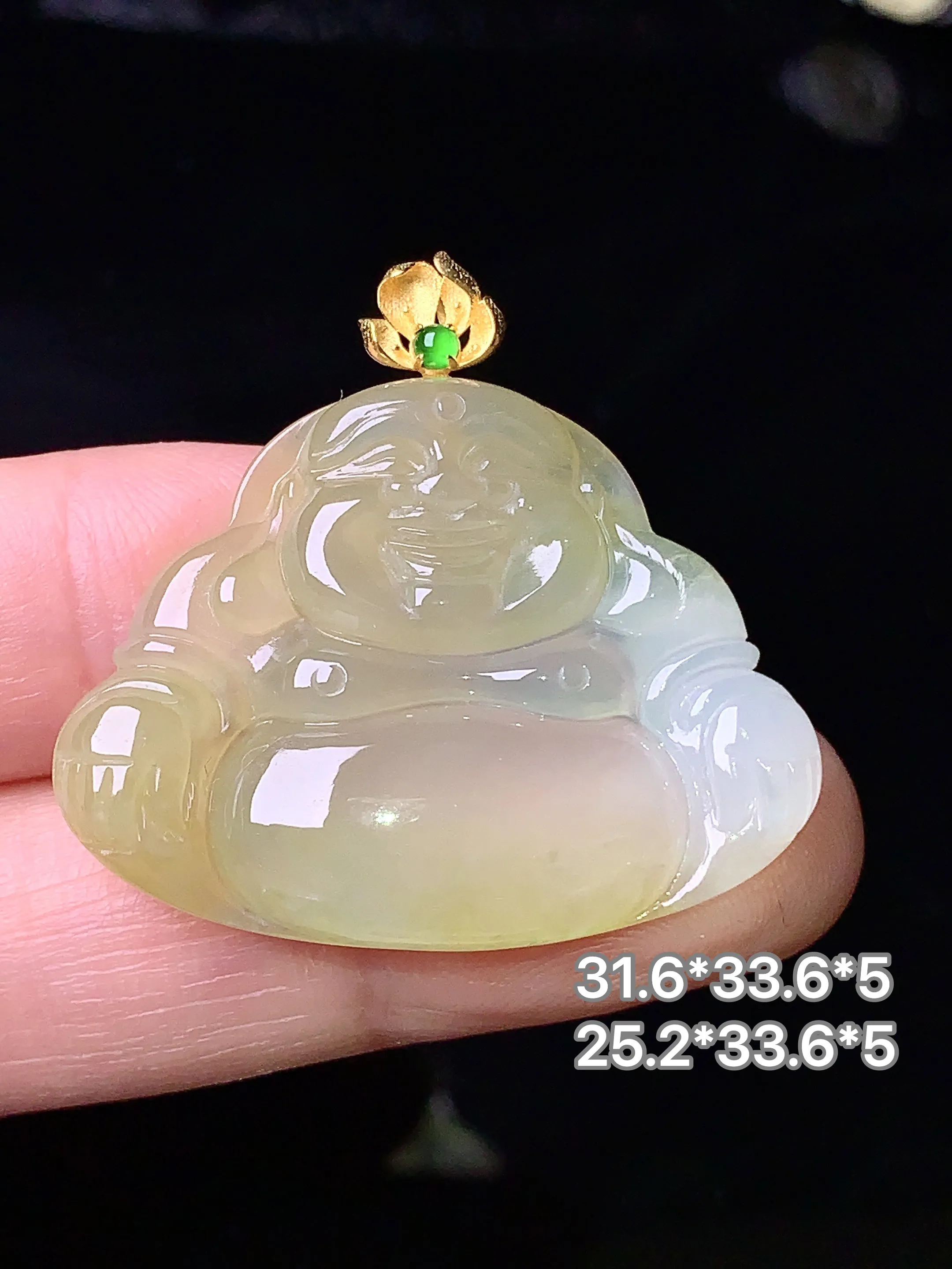 18k金钻镶嵌飘黄翡吊坠 玉质细腻 色泽清新艳丽 整体尺寸31.6*33.6*5