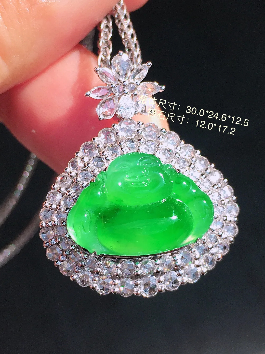阳绿佛公吊坠，色泽均匀艳丽，玉质细腻，荧光感超
强，饱满圆润，尽显优雅气质，18k
金豪华镶嵌