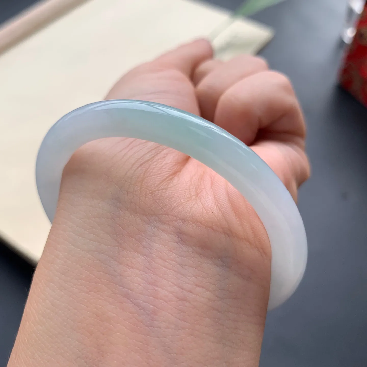 52圈口底色细糯圆条手镯 尺寸：52-8-7.2，无纹裂，细腻釉洁，清爽干净