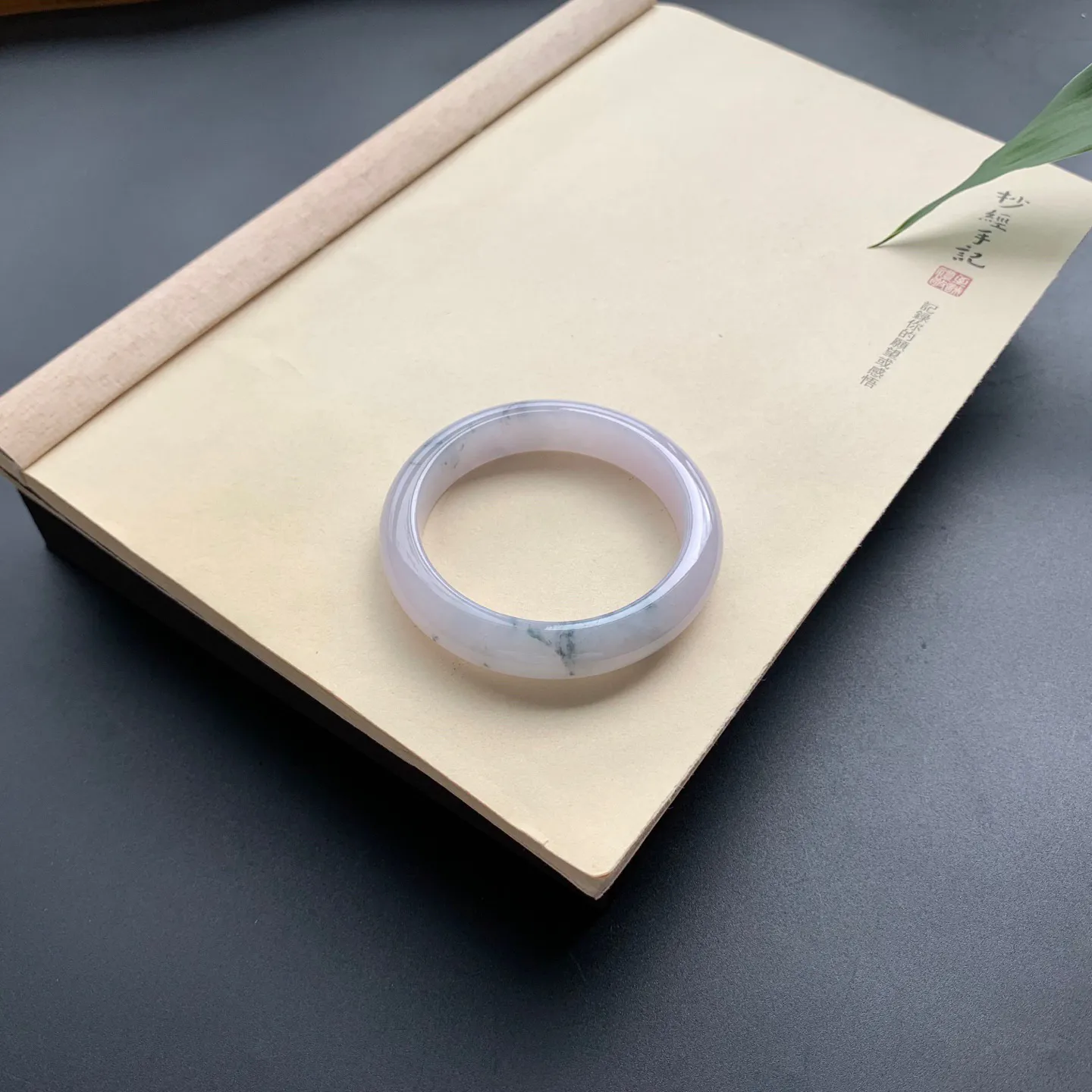 54.5圈口飘花正圈手镯 尺寸：54.5-12.3-8.5，无纹裂，细腻光滑，花色飘逸