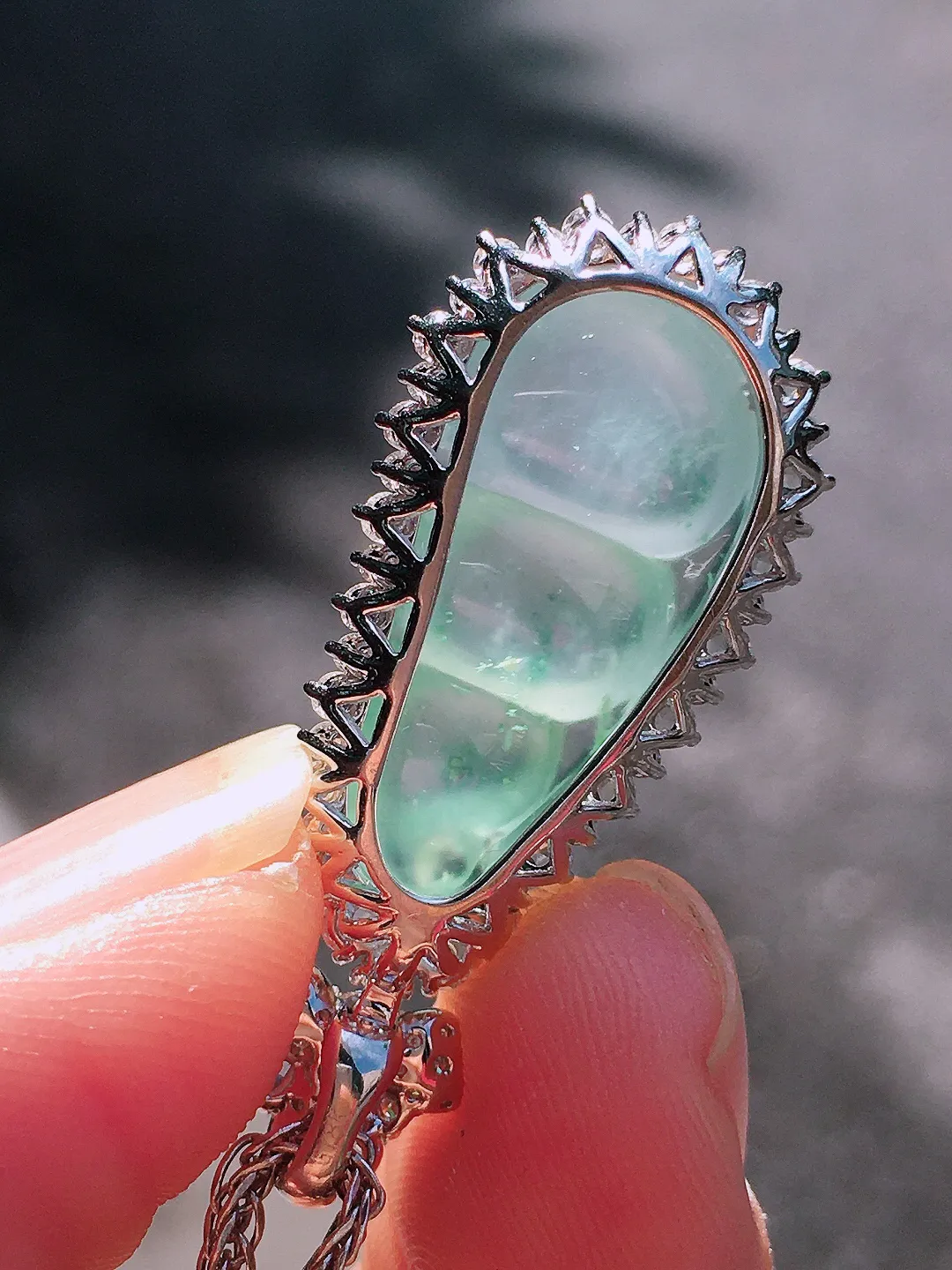 冰种福豆吊坠，玉质细腻，荧光感超
强，饱满圆润，尽显优雅气质，18k
金豪华镶嵌