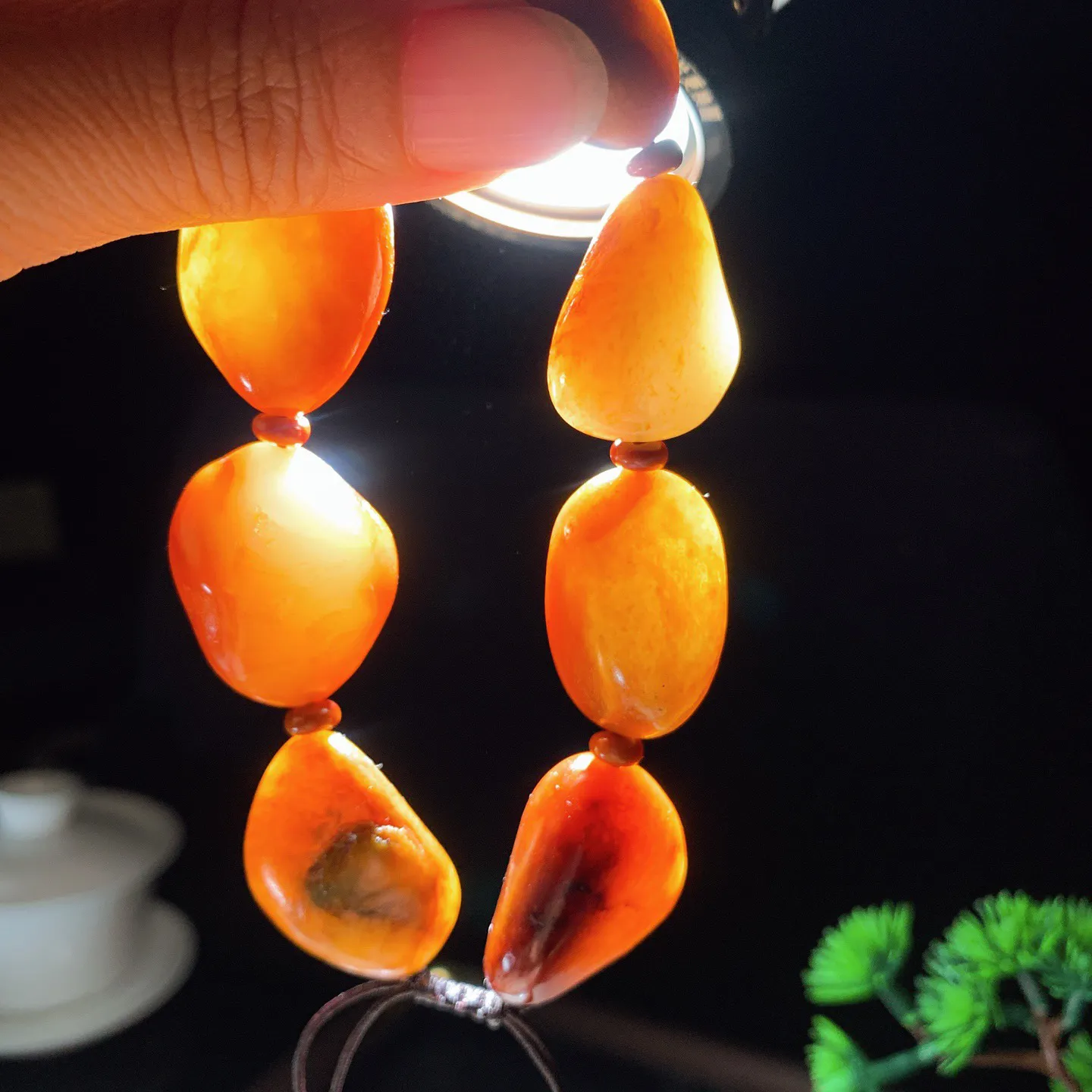 新疆和田玉籽料原石手串。单颗尺寸27/20/10重77.5克。玉质细腻油润。真籽真皮 ，手推出油。佩戴高端典雅。lt251114