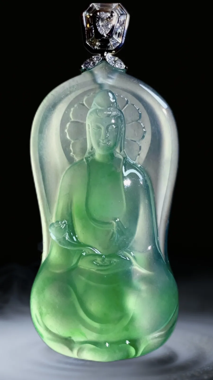 【观自在】，自在观音菩萨，
老蒋玉雕艺术作品，
裸石54-27-10mm，25.12g，
18K金，南非钻，