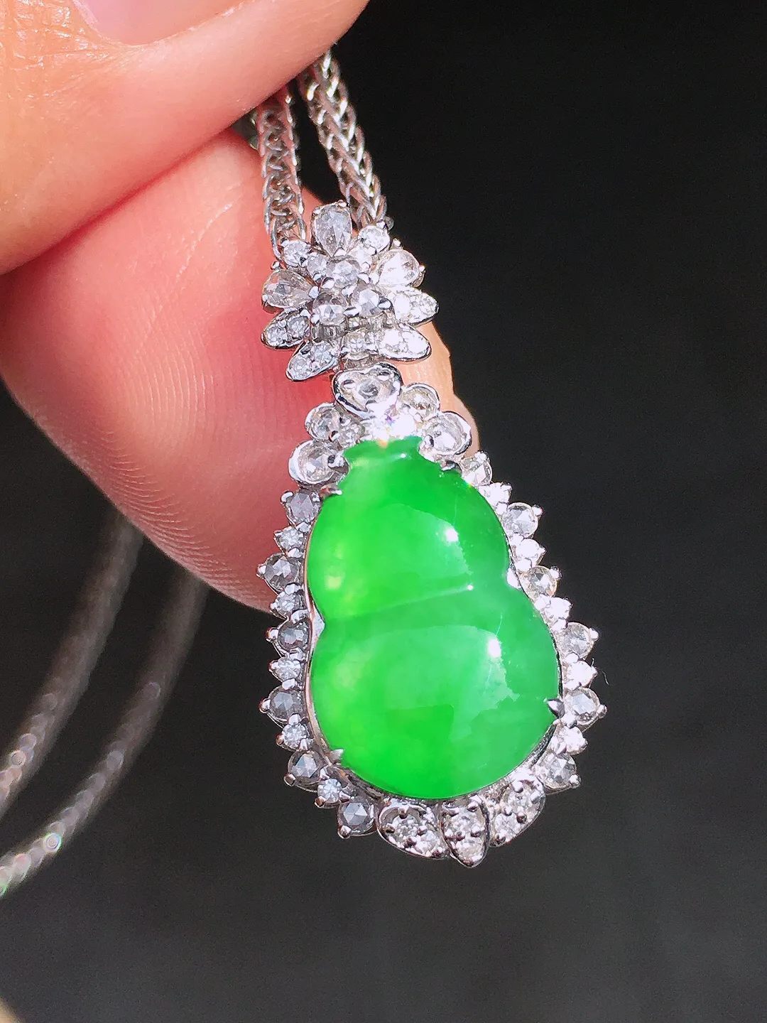 阳绿葫芦吊坠，色泽均匀艳丽，玉质细腻，荧光感超
强，饱满圆润，尽显优雅气质，18k
金豪华镶嵌