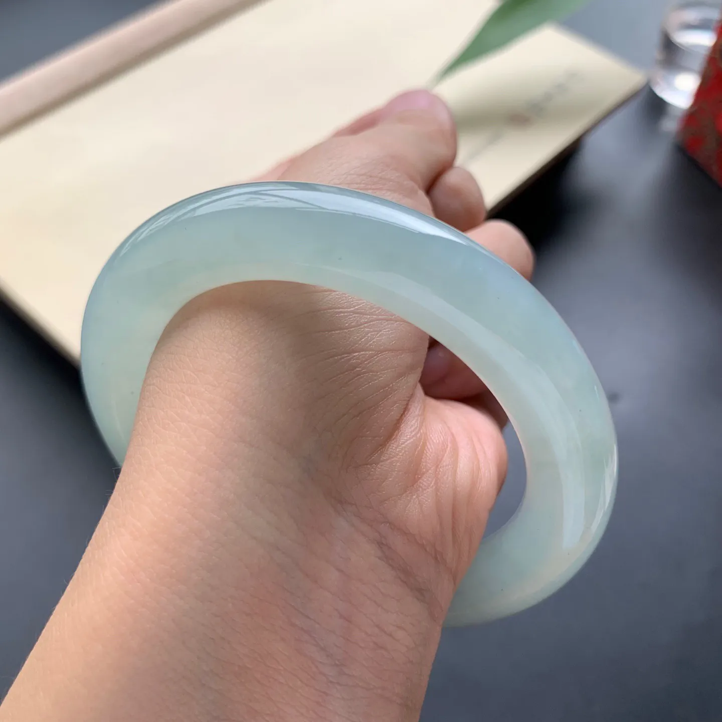 55.8圈口冰晴底圆条手镯 尺寸：55.8-11.8-11.2，水润饱满，胶感十足