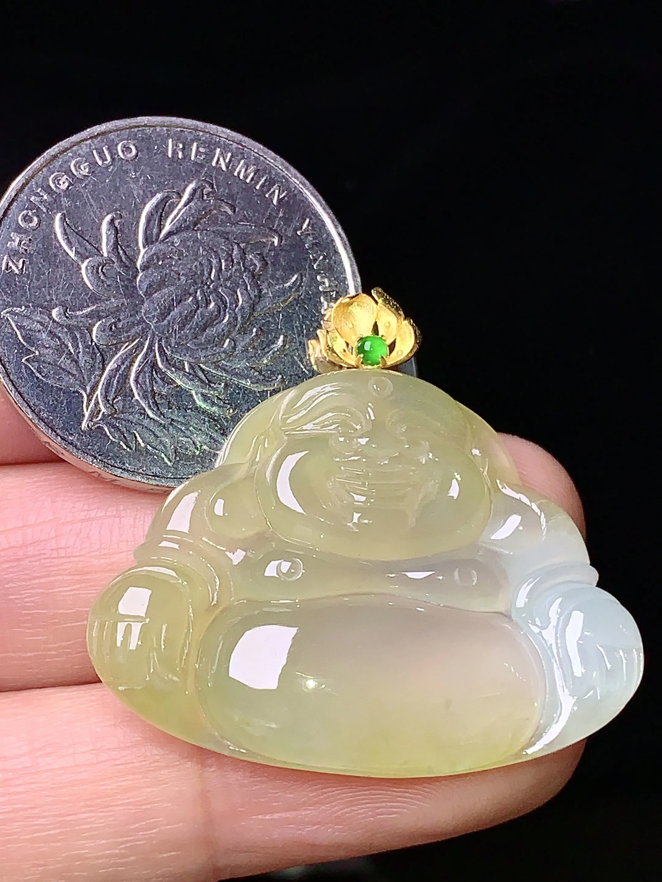 18k金钻镶嵌飘黄翡吊坠 玉质细腻 色泽清新艳丽 整体尺寸31.6*33.6*5