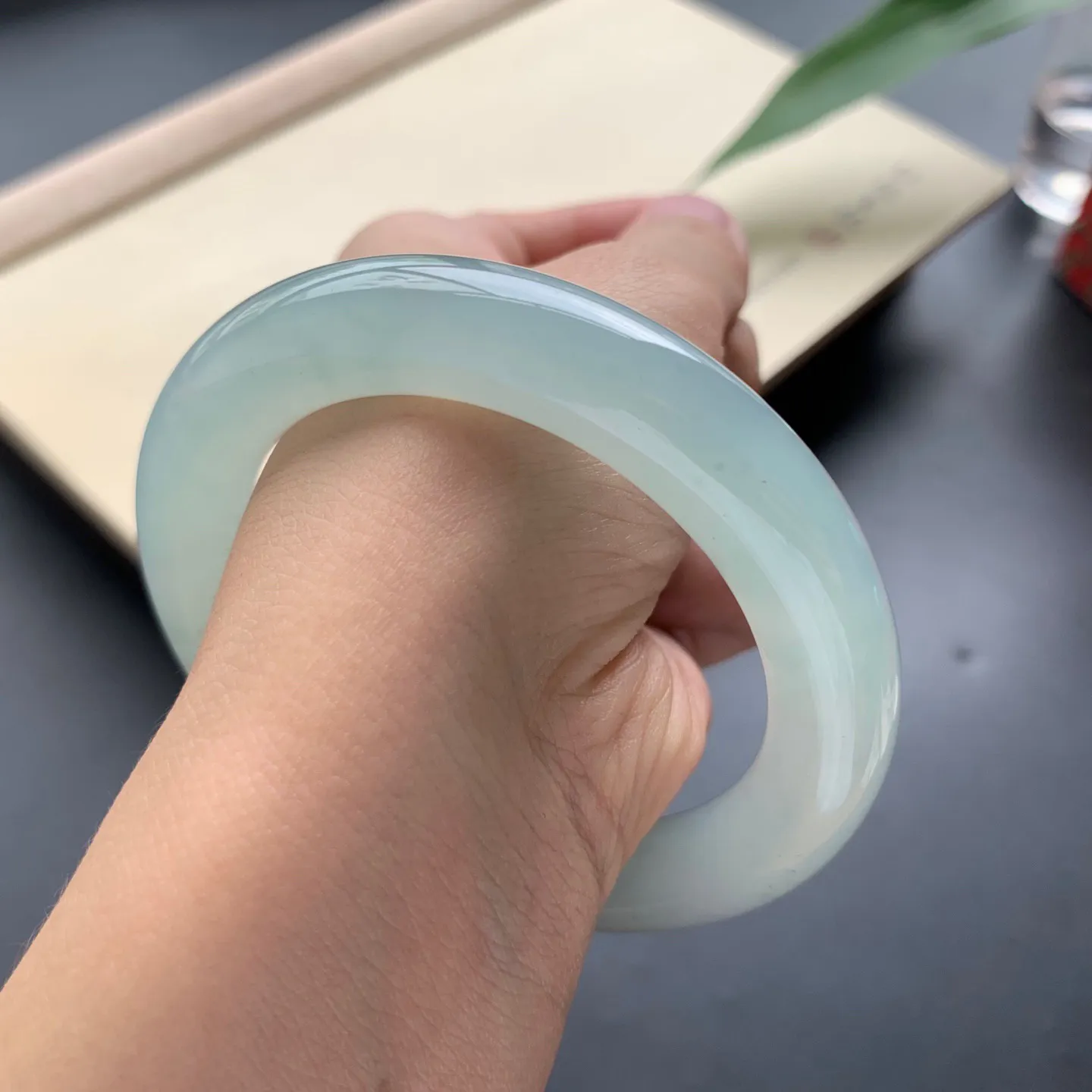 55.8圈口冰晴底圆条手镯 尺寸：55.8-11.8-11.2，水润饱满，胶感十足