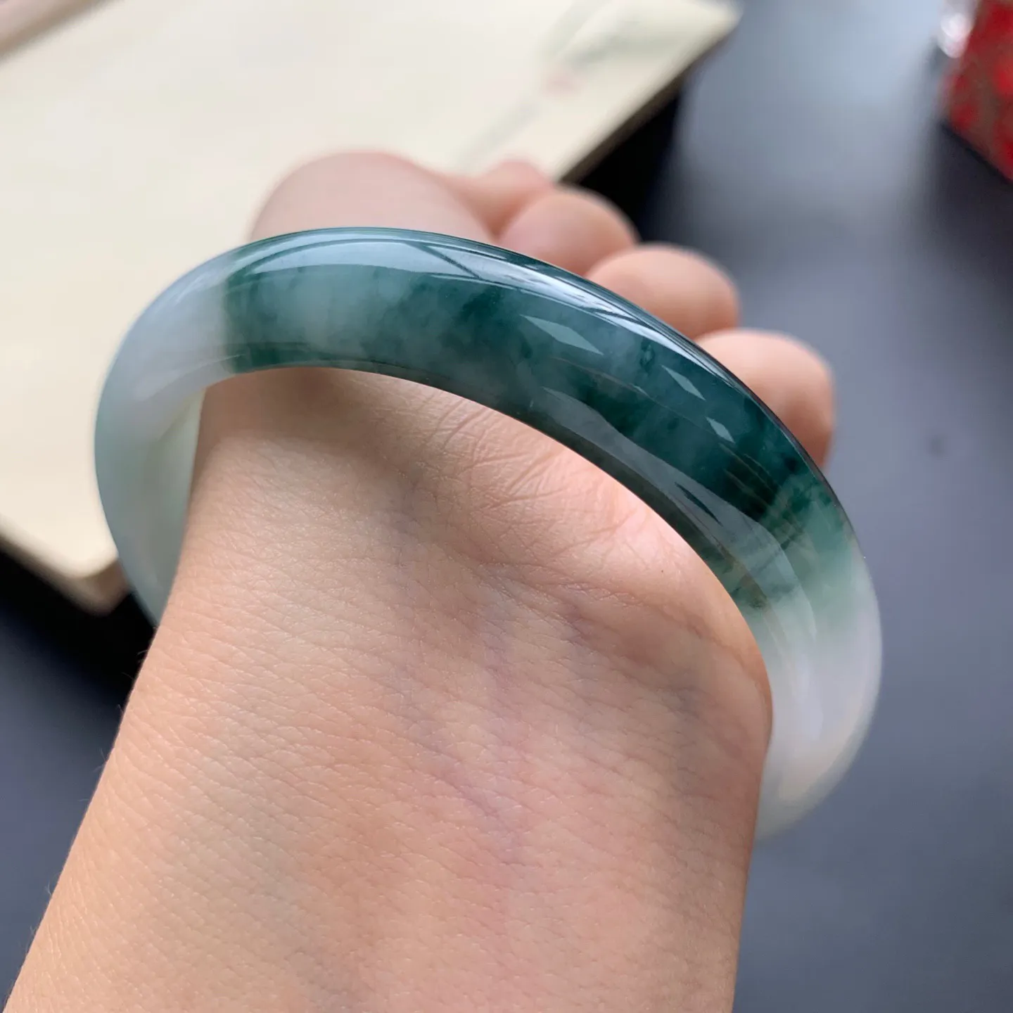 58圈口飘花正圈手镯 尺寸：58-12-7.5，无纹裂，细腻光滑，花色浓郁