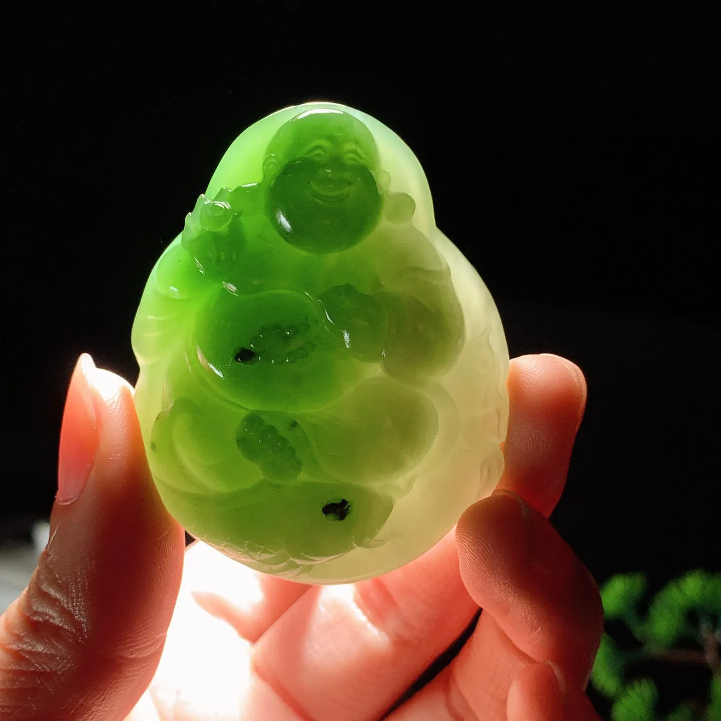 和田玉阳绿俄罗斯碧玉佛引福来挂件。尺寸54/43/12重42.8克。玉质细腻油润。手推出油。佩戴高端典雅。lt251114