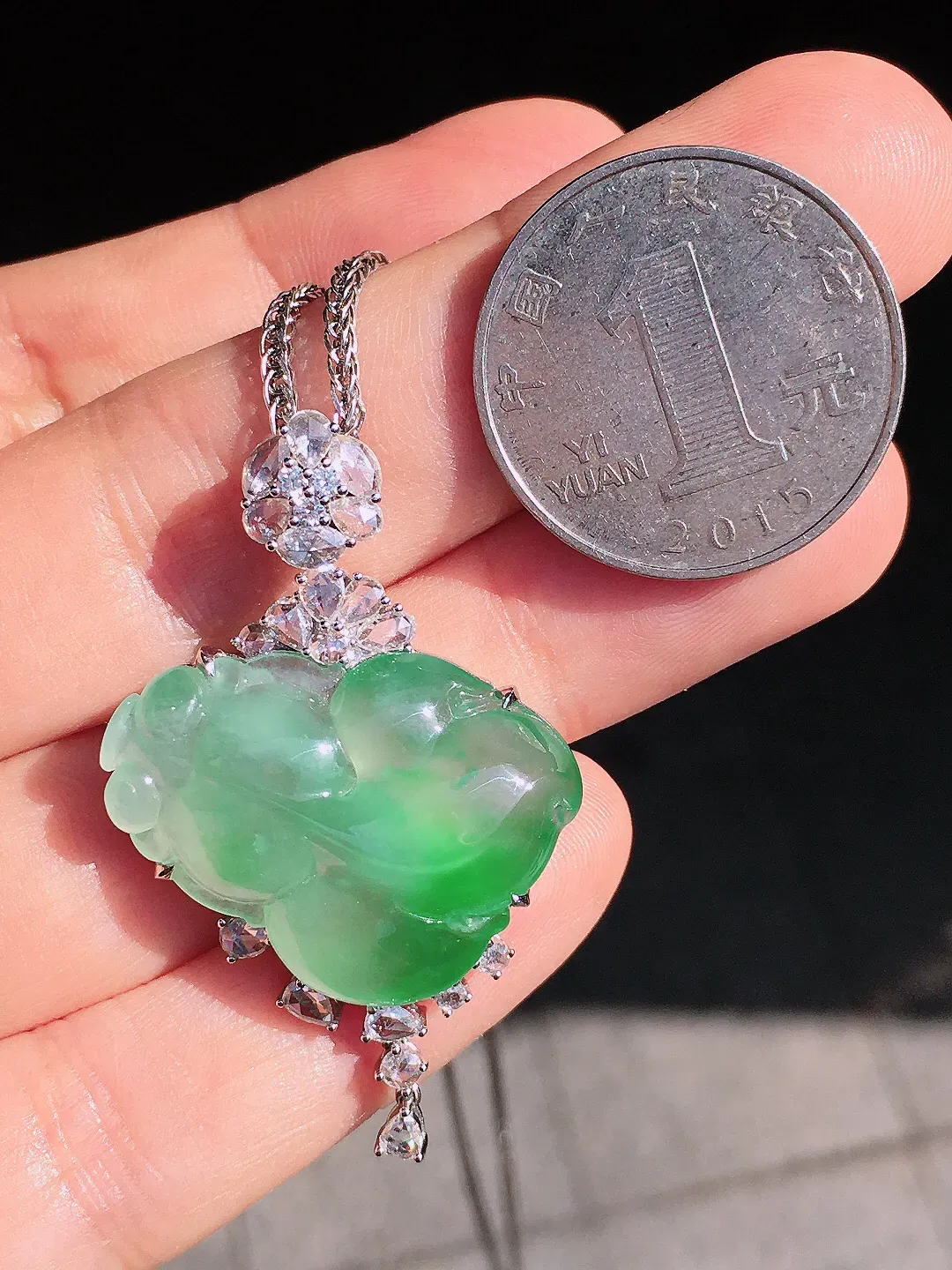 冰绿【年年有余】吊坠，色泽均匀艳丽，玉质细腻，荧光感超
强，饱满圆润，尽显优雅气质，18k
金豪华镶嵌