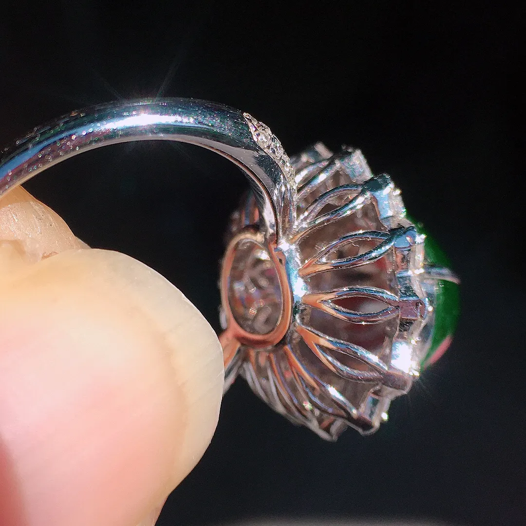 满绿蛋面戒指，色泽均匀浓郁，玉质细腻，荧光感超
强，饱满圆润，尽显优雅气质，18k
金豪华镶嵌