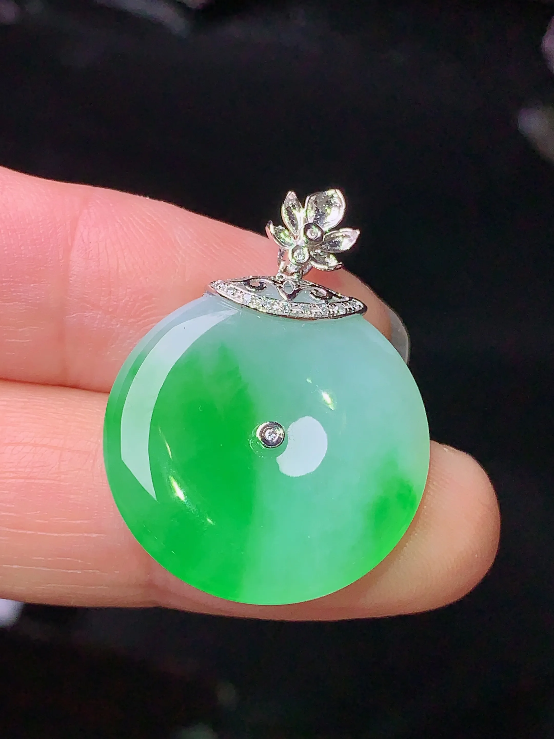 18k金钻镶嵌飘绿平安扣吊坠 玉质细腻 色泽清新艳丽 整体尺寸28.3*21.6*4.3