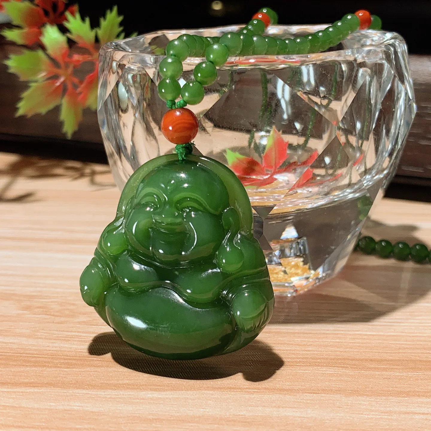 和田玉阳绿俄罗斯碧玉佛引福来挂件。尺寸34/34/10重32克。玉质细腻油润。手推出油。佩戴高端典雅