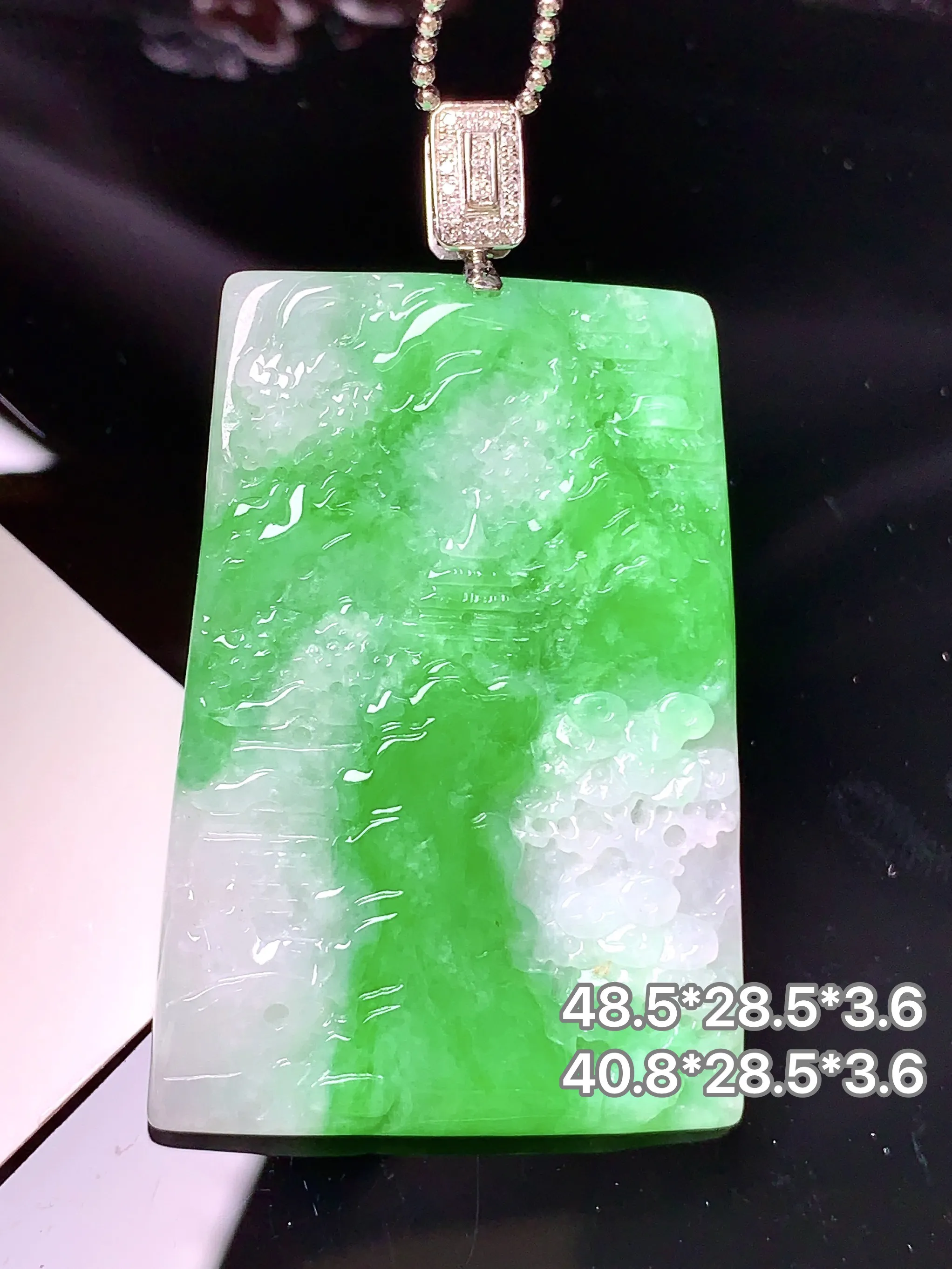 18k金钻镶嵌翠绿山水牌吊坠 玉质细腻 色泽清新艳丽 整体尺寸48.5*28.5*3.6