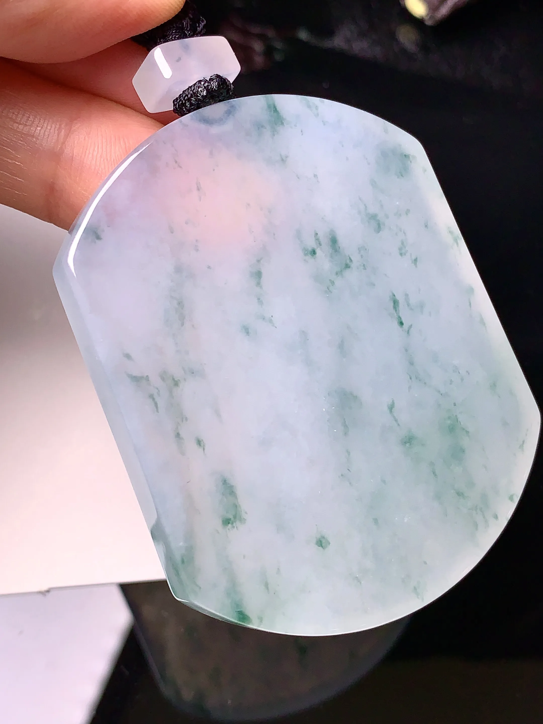 冰种飘花无事牌吊坠 玉质细腻 色泽清新艳丽 整体尺寸56.6*46*6.5